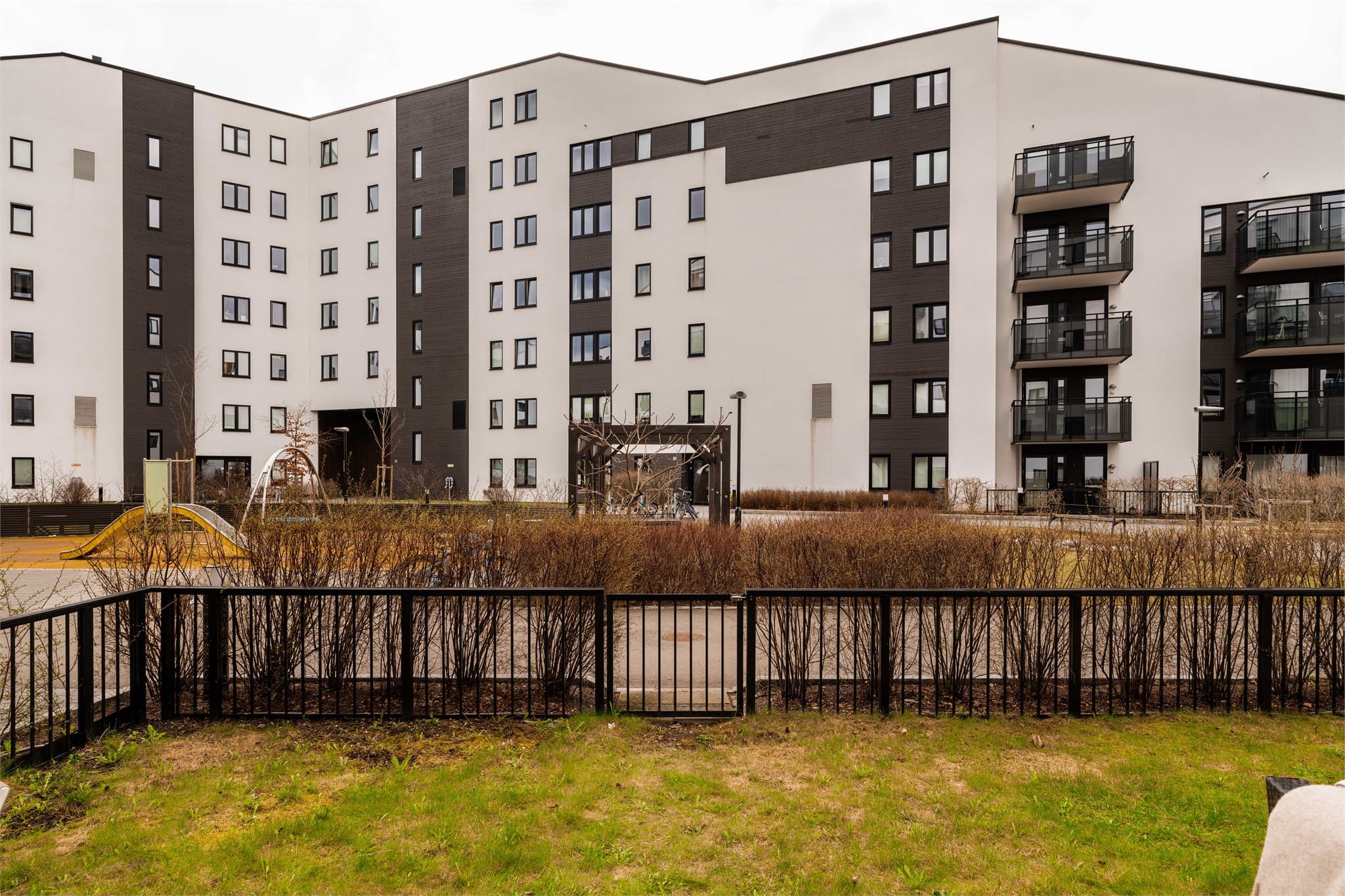 Her bor du i et godt etablert nabolag med kort vei til både marka og byen.