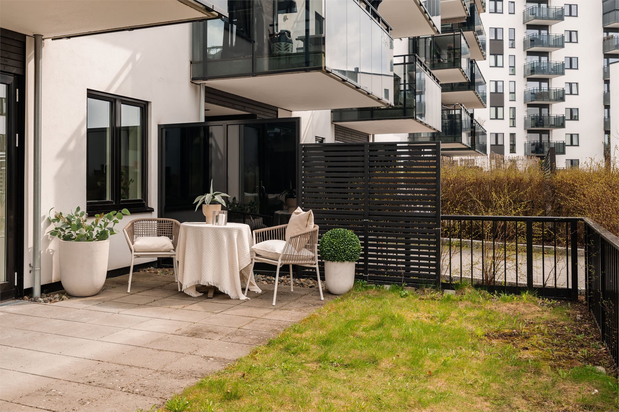 Fra stuen er det direkte utgang til en sydvendt, hellelagt uteplass på hele 18 m².