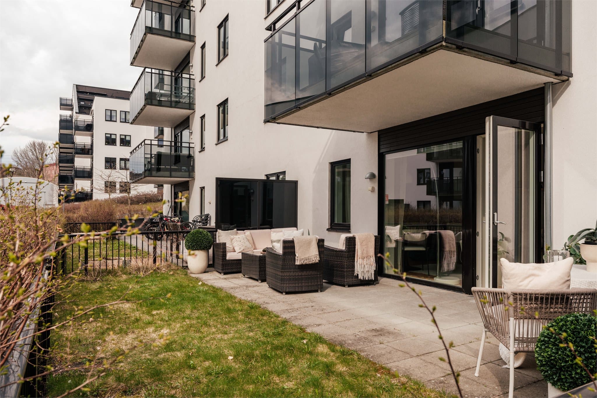 Den private uteplassen ligger i direkte tilknytning til sameiets felles grøntarealer.