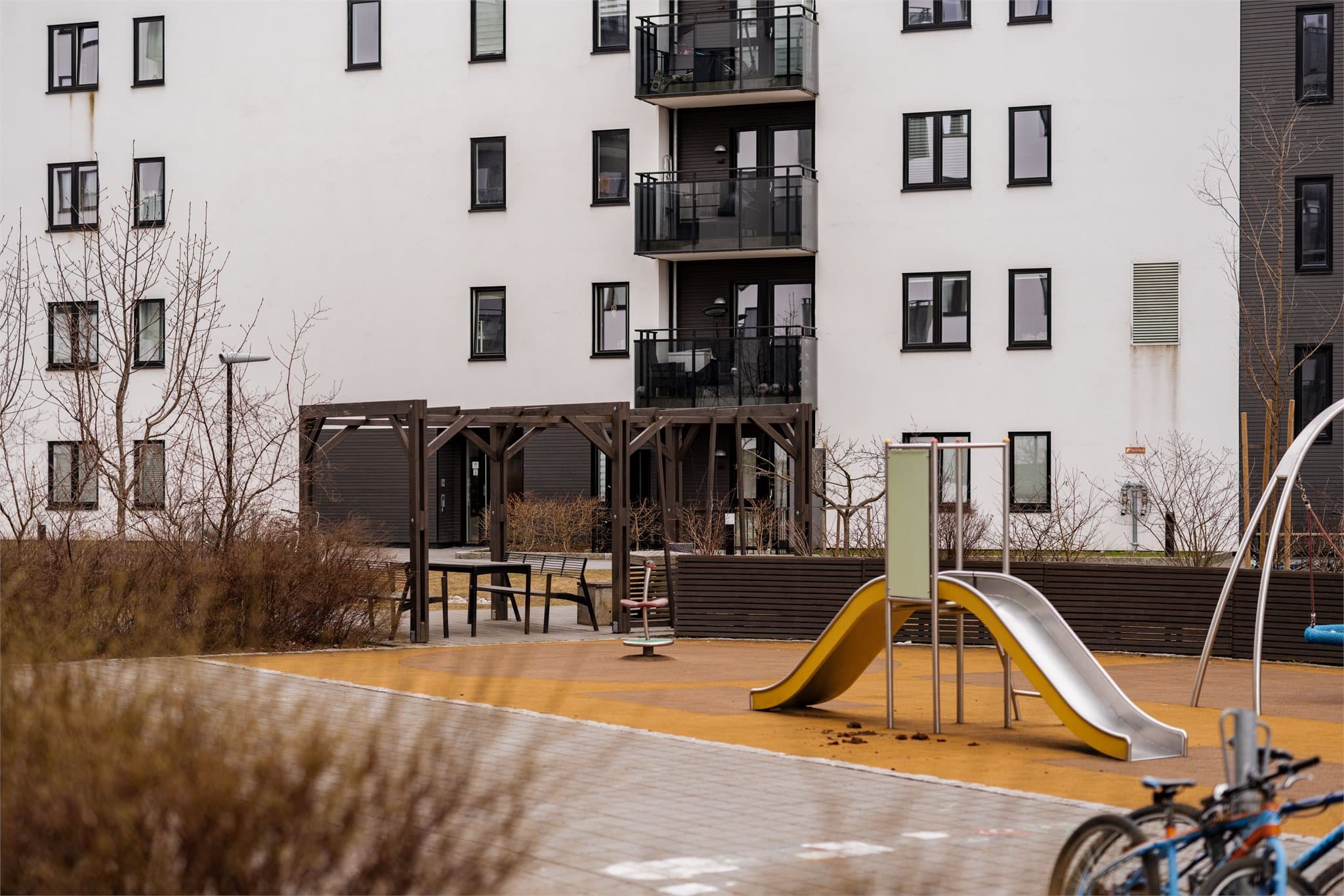 Kort avstand til T-bane og buss med gode forbindelser til sentrum. I nærheten finner du både restauranter, kafeer og barer en kort spasertur unna.