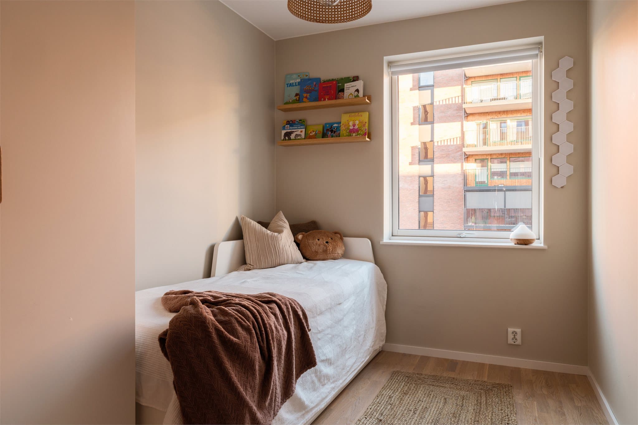 Soverom 2 - perfekt som barnerom, gjesterom, kontor eller hobbyrom. Muligheten er mange!