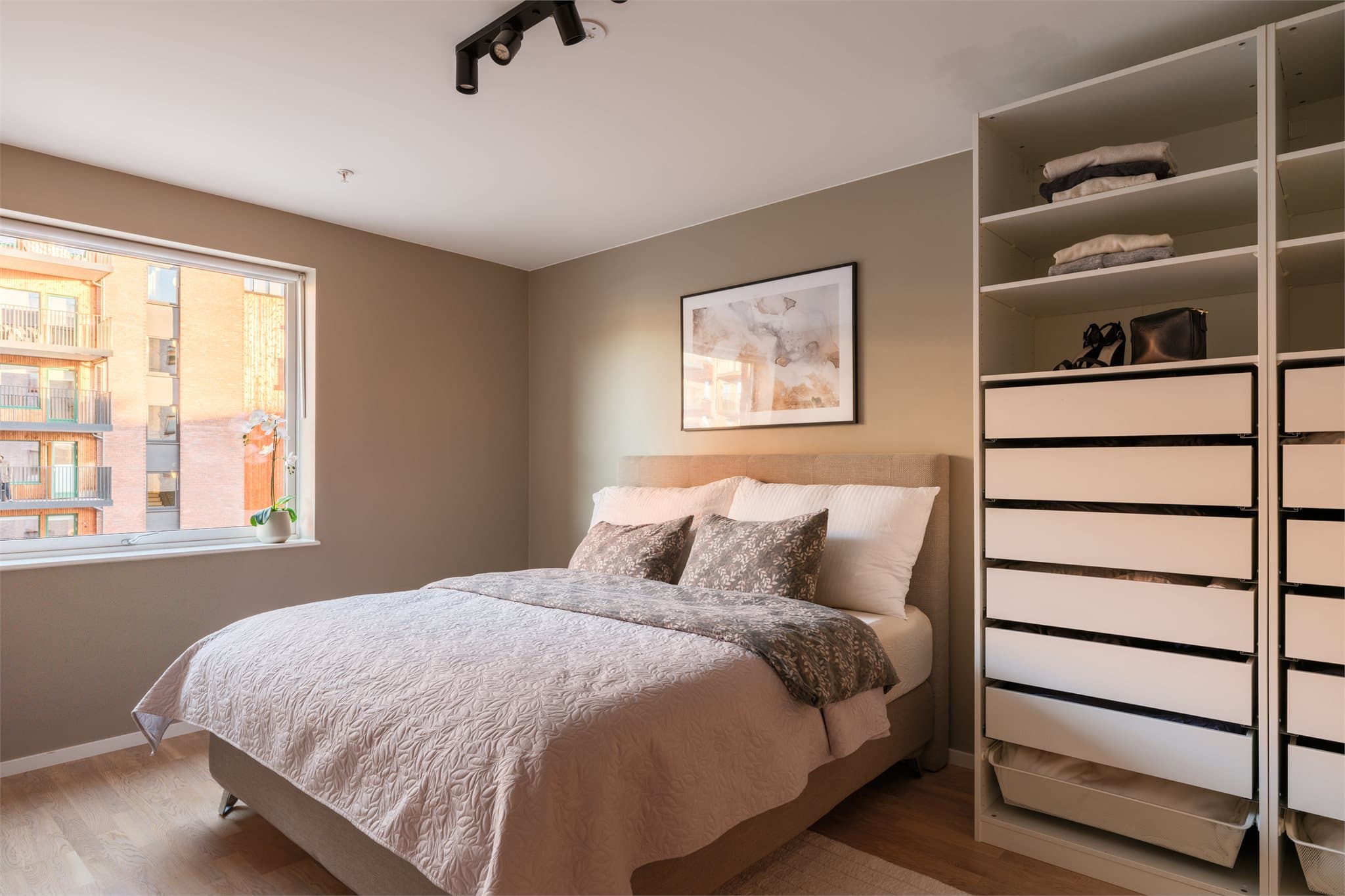 Boligen har totalt 2 soverom.