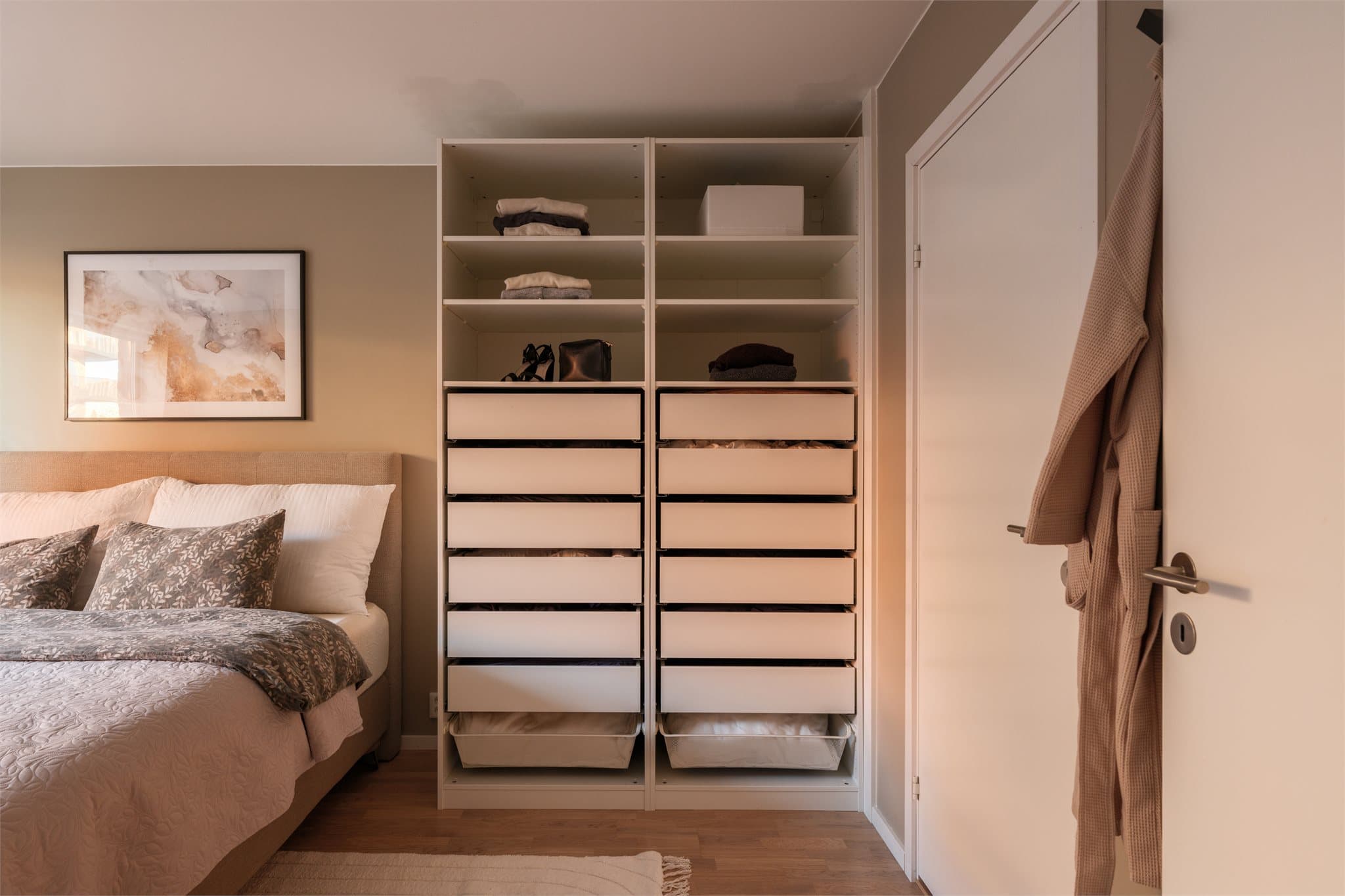 Soverommet har godt med lagringsplass i garderobeskap.