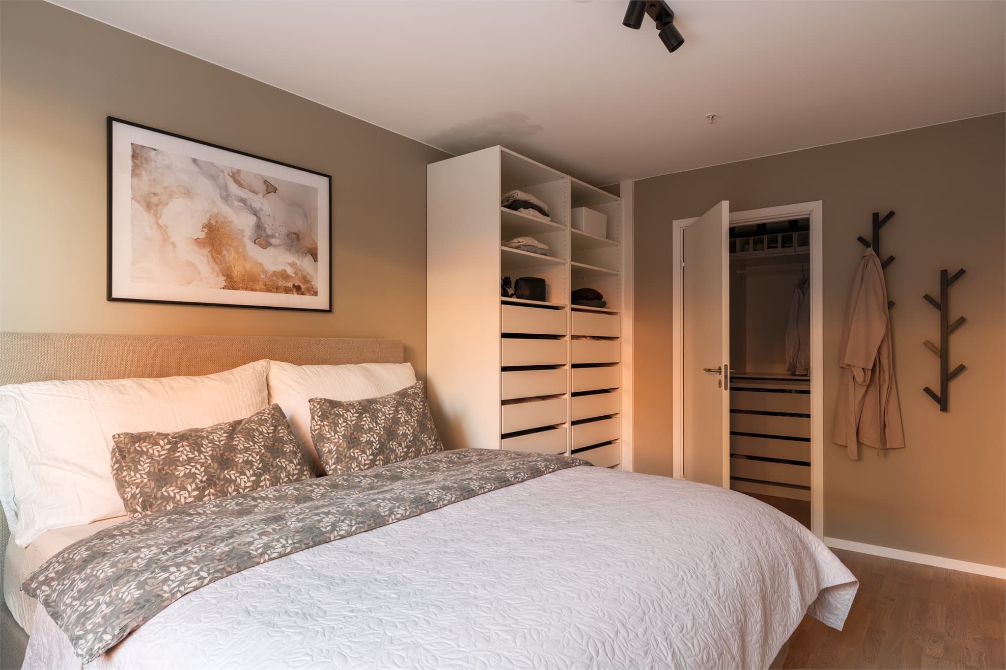 Fra hovedsoverommet er det adkomst til eget praktisk omkledningsrom.