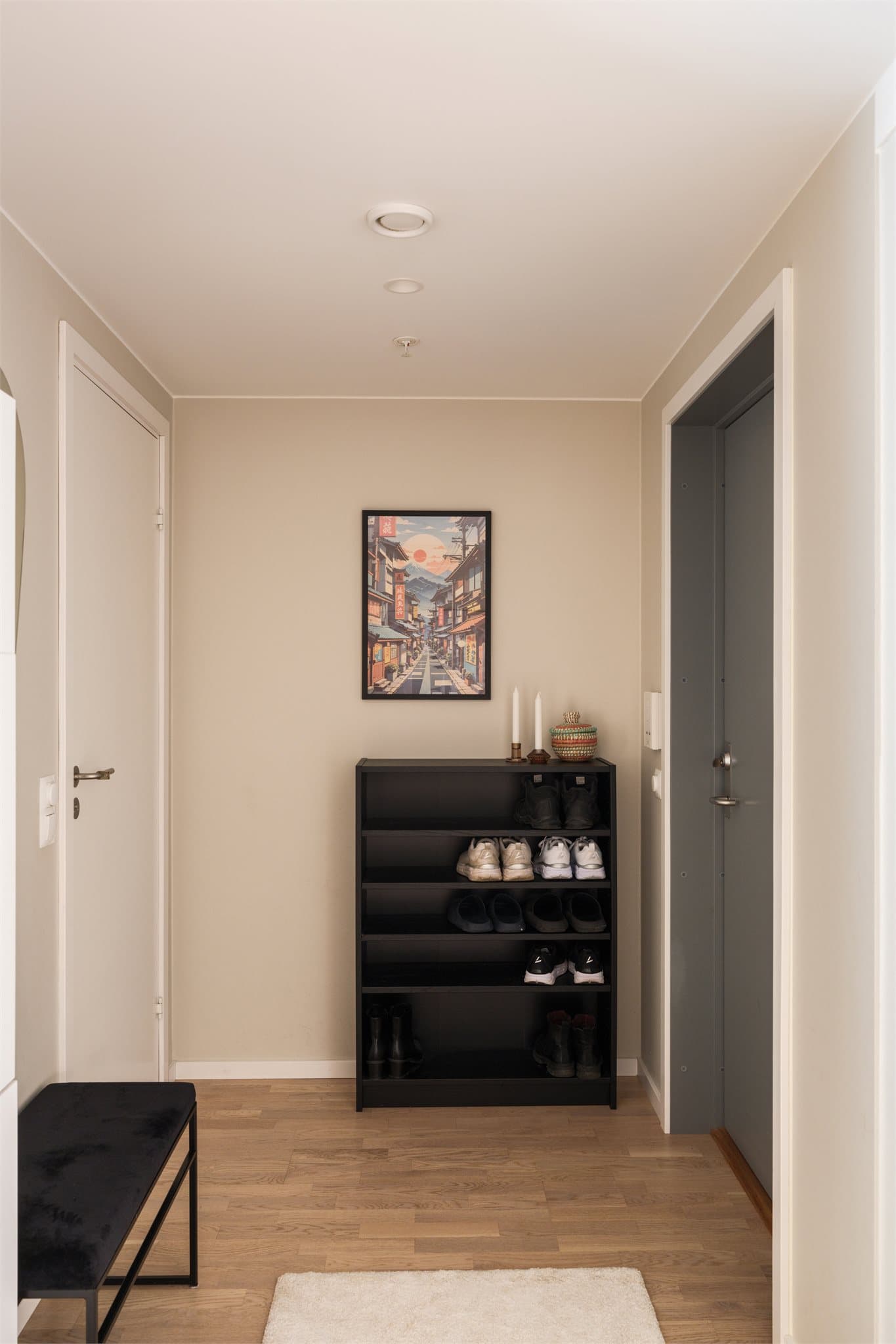 Velkommen inn! Innbydende og romslig entrè.