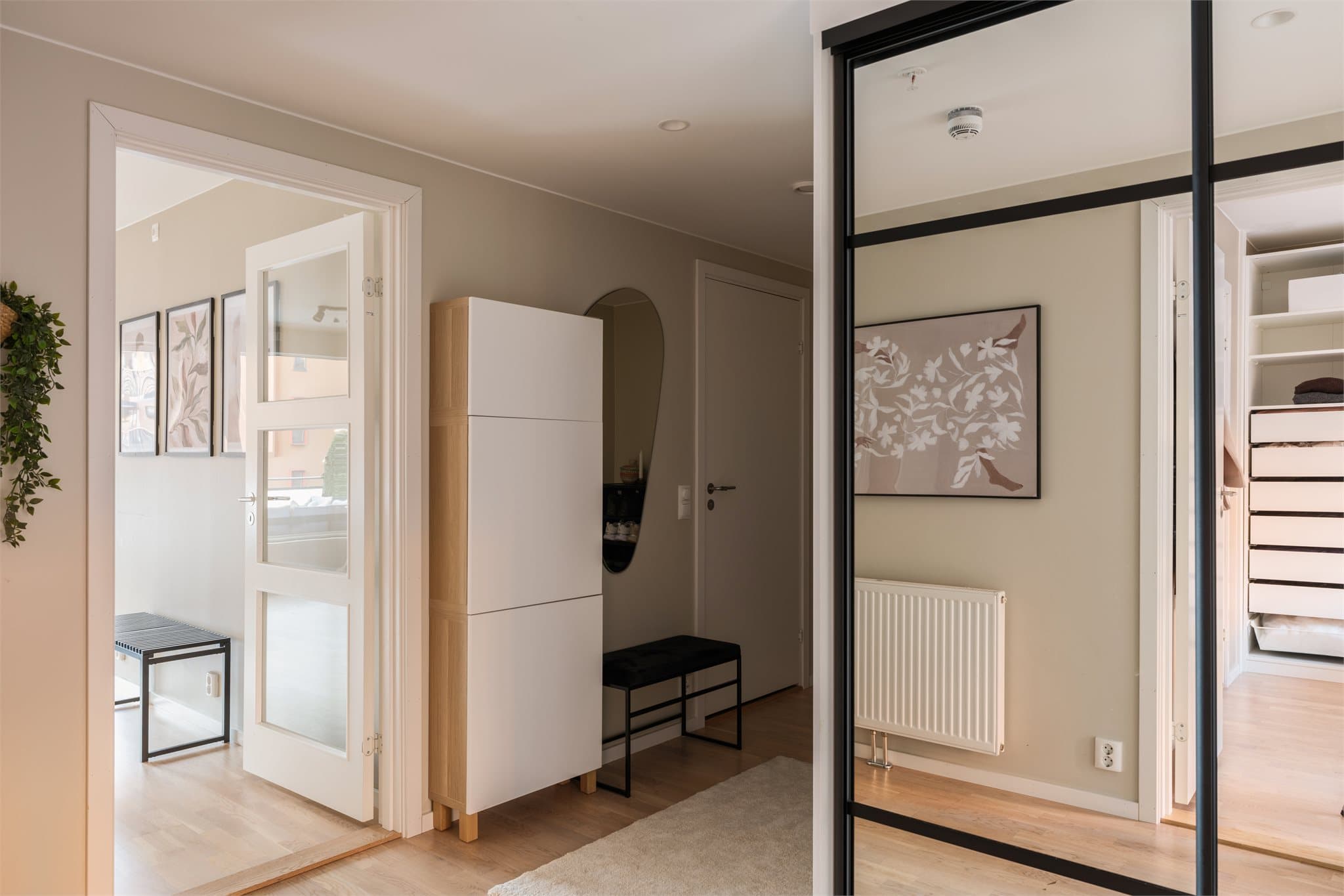 Entreen er innredet med skyvedørsgarderobe med speilfronter.