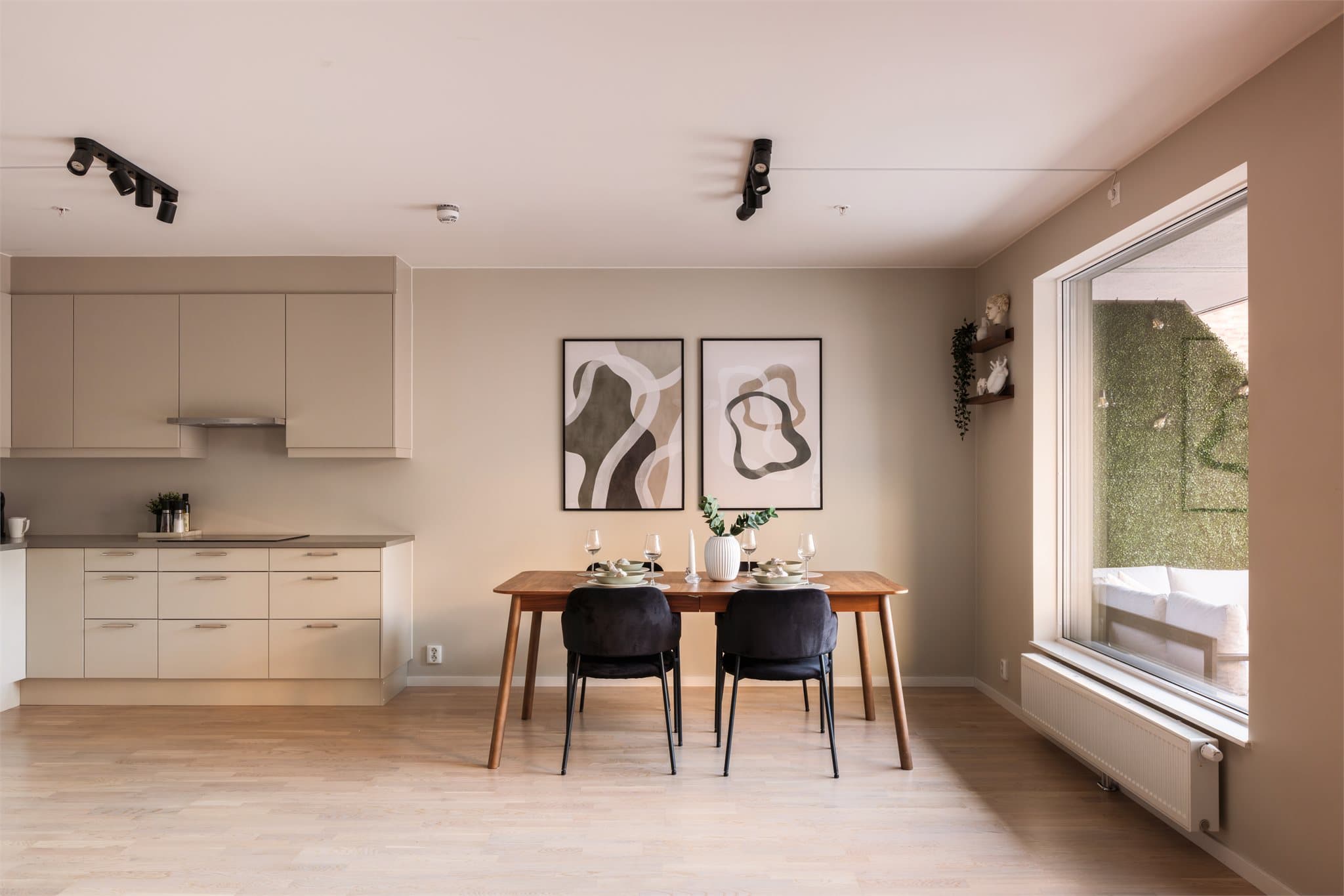 I tilknyting til kjøkkenet er det god plass til egen spisegruppe.