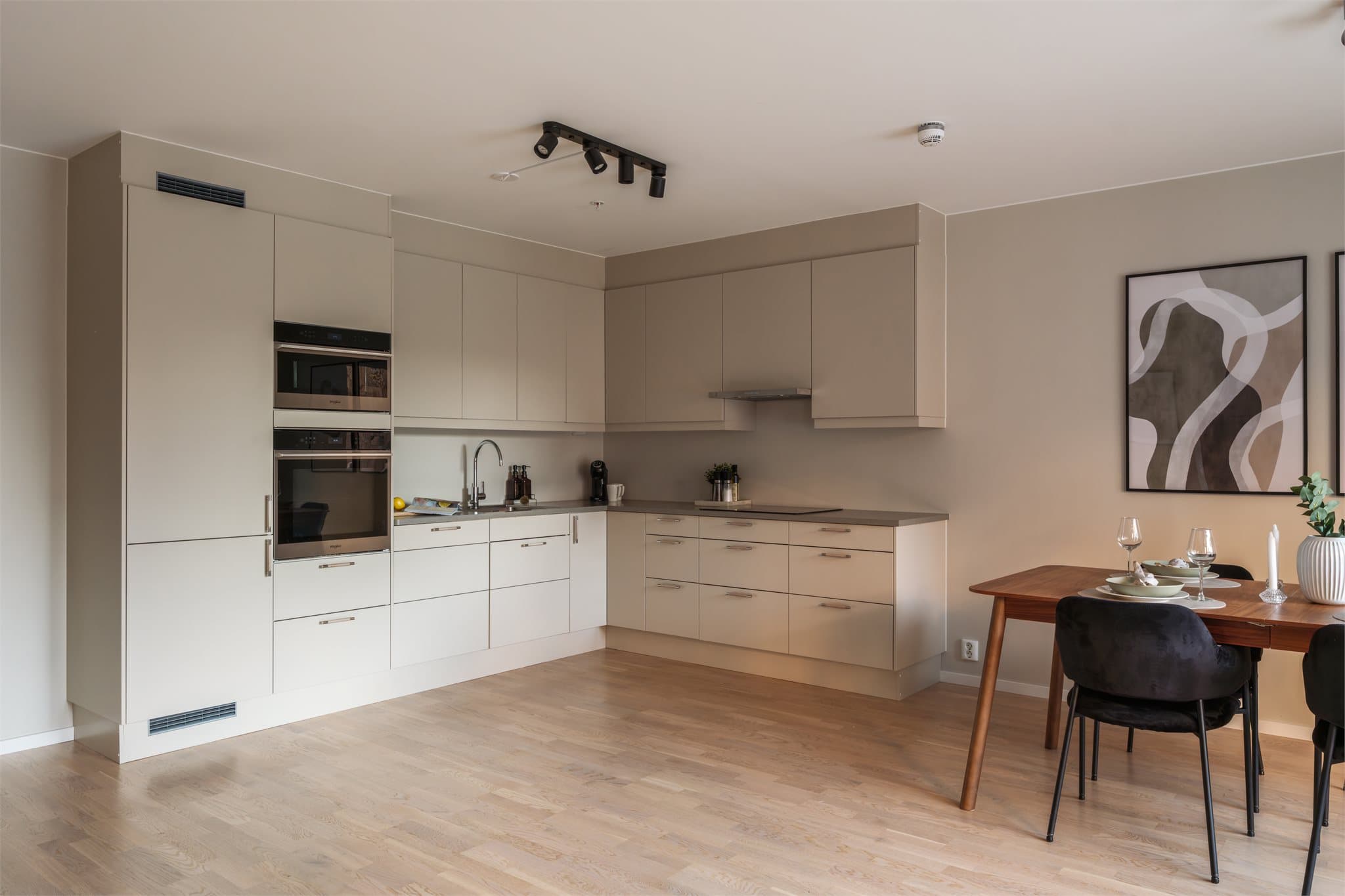 Kjøkkenet har integrerte hvitevarer som kjøleskap, mikrobølgeovn, platetopp og stekeovn.