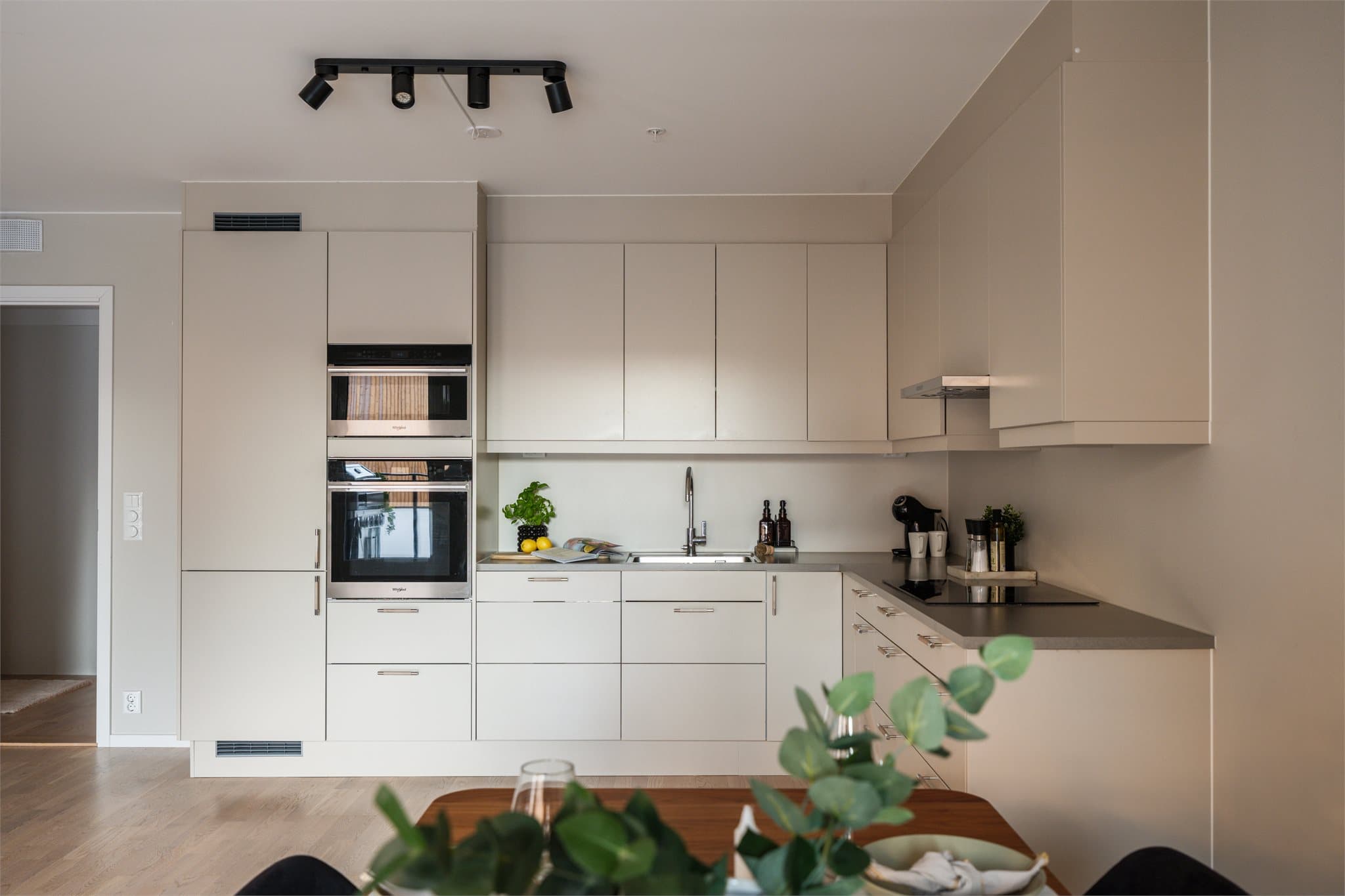 Fullt utstyrt og pen kjøkkeninnredning i beige fra "Marbodal" med glatte fronter og mørk 30 mm laminat benkeplate.