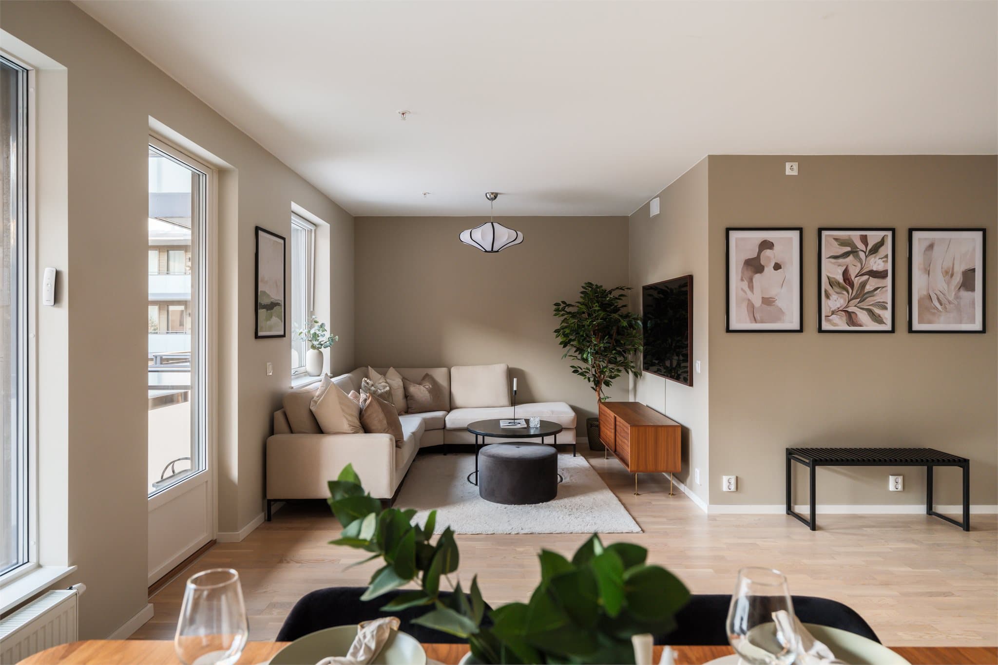 Dette er en lekker og nyere 3-roms selveierleilighet fra 2022, beliggende i et attraktivt og familievennlig boligområde på Finstadjordet, like ved Triaden.