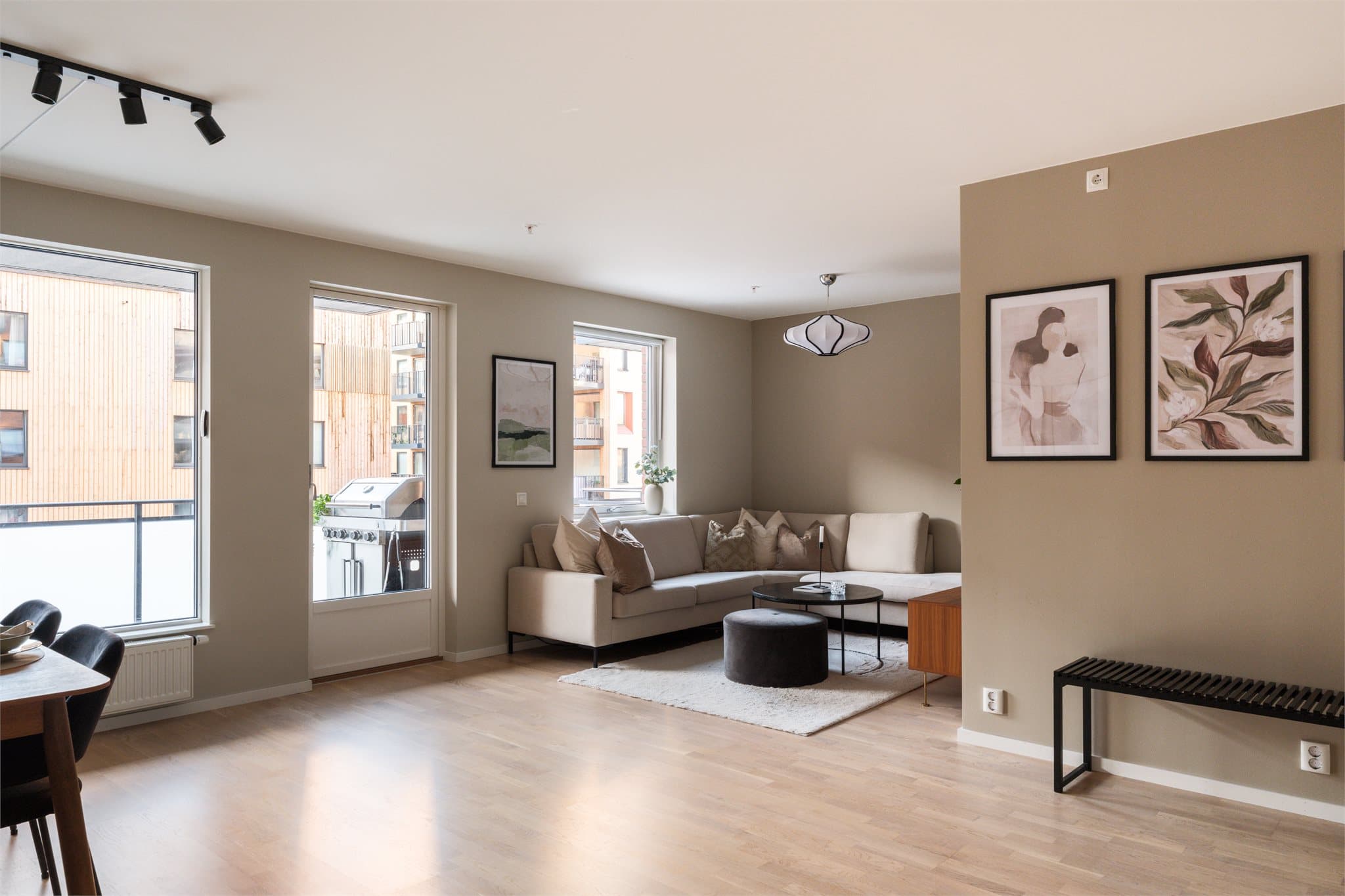 Her får man en god planløsning med delikate og tidsriktige fargevalg, noe som gjør det enkelt å sette sitt personlige preg på leiligheten.