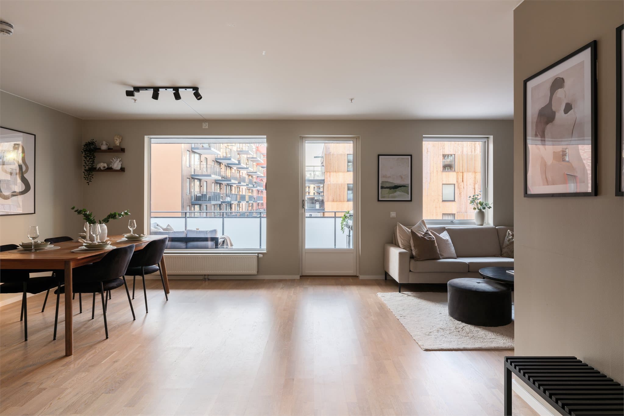 Stue og kjøkken ligger i en åpen og sosial løsning. Stuen har god plass til både sofa- og spisegruppe.