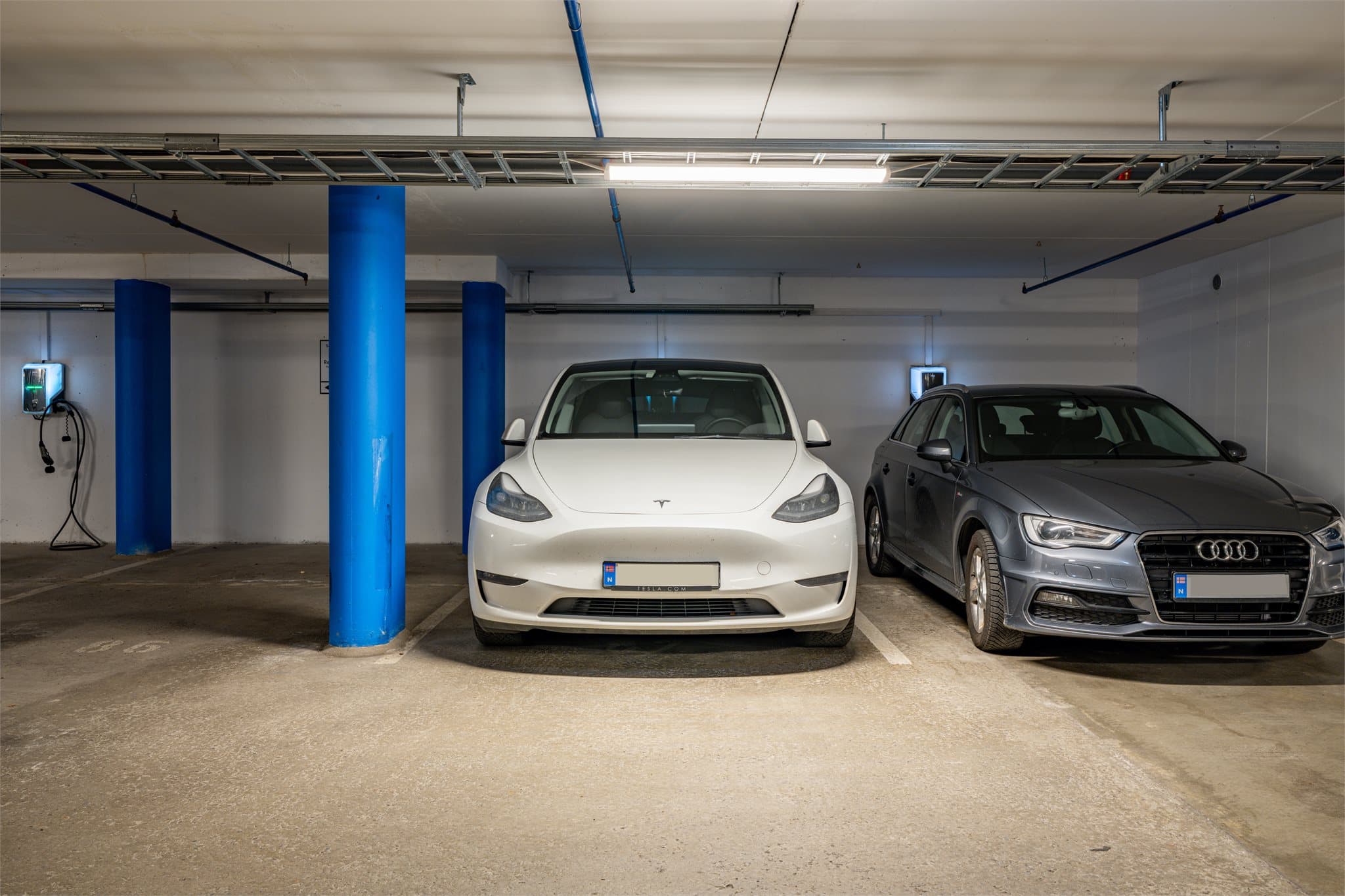 Det medfølger en garasjeplass. Man disponerer også en bod i kjelleren.