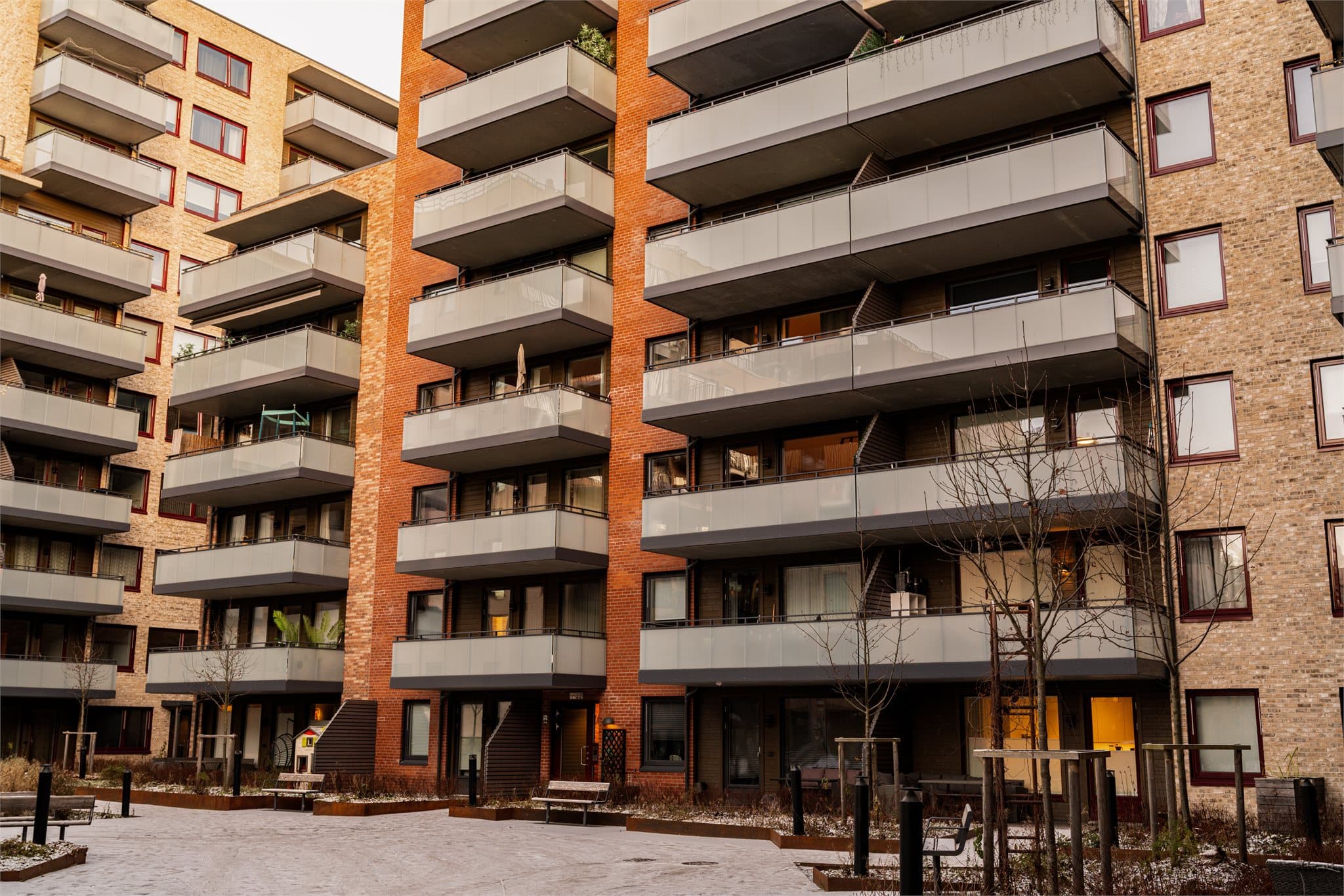 Her bor du med gangavstand til et bredt utvalg av butikker, servicetilbud, barnehager, skoler og kollektivtransport.