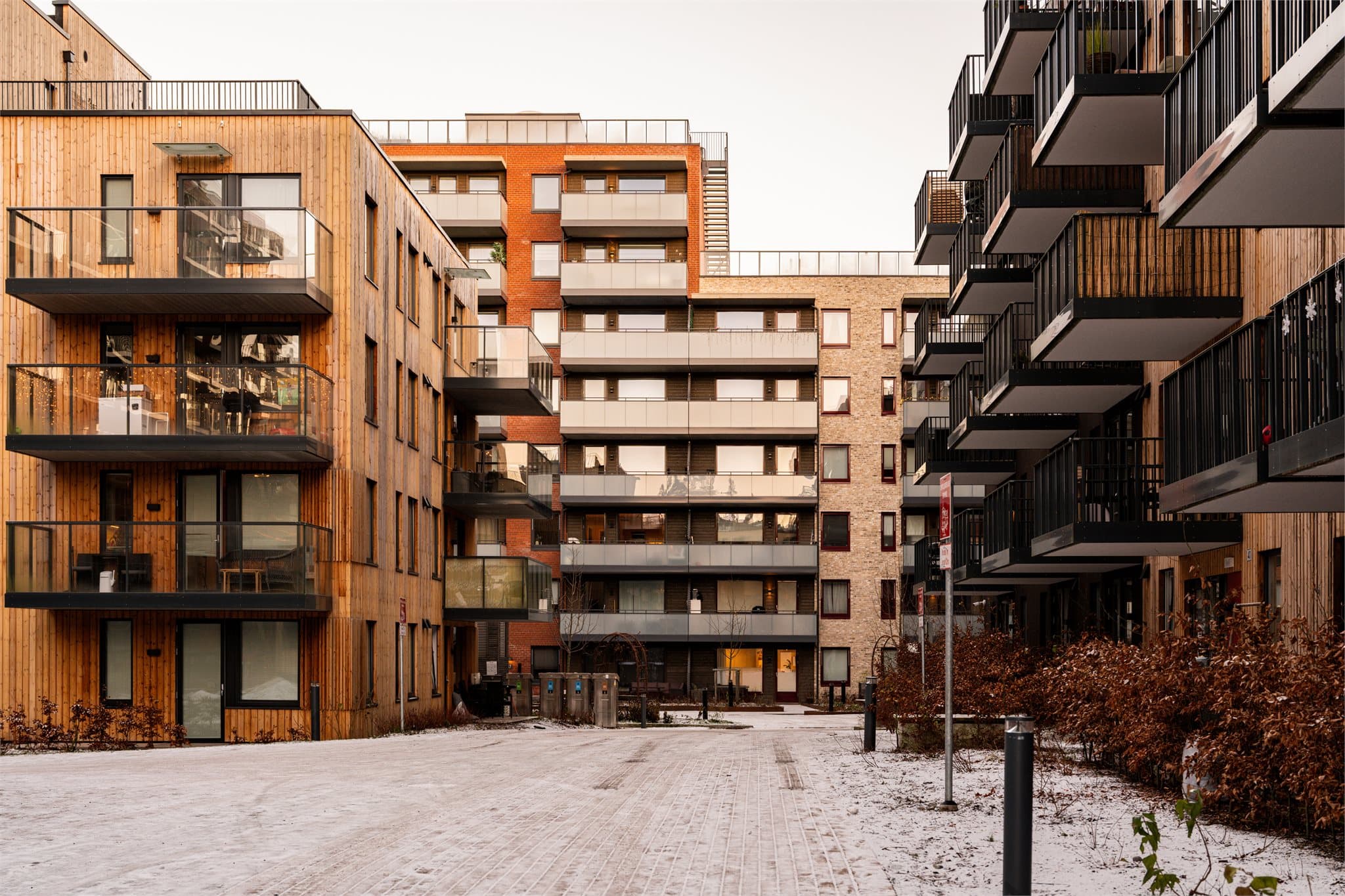 Eiendommen ligger i et attraktivt og barnevennlig boligområde i Lørenskog kommune. Området er pent opparbeidet med store, grønne fellesarealer mellom blokkene, som gir en hyggelig og parkliknende atmosfære.