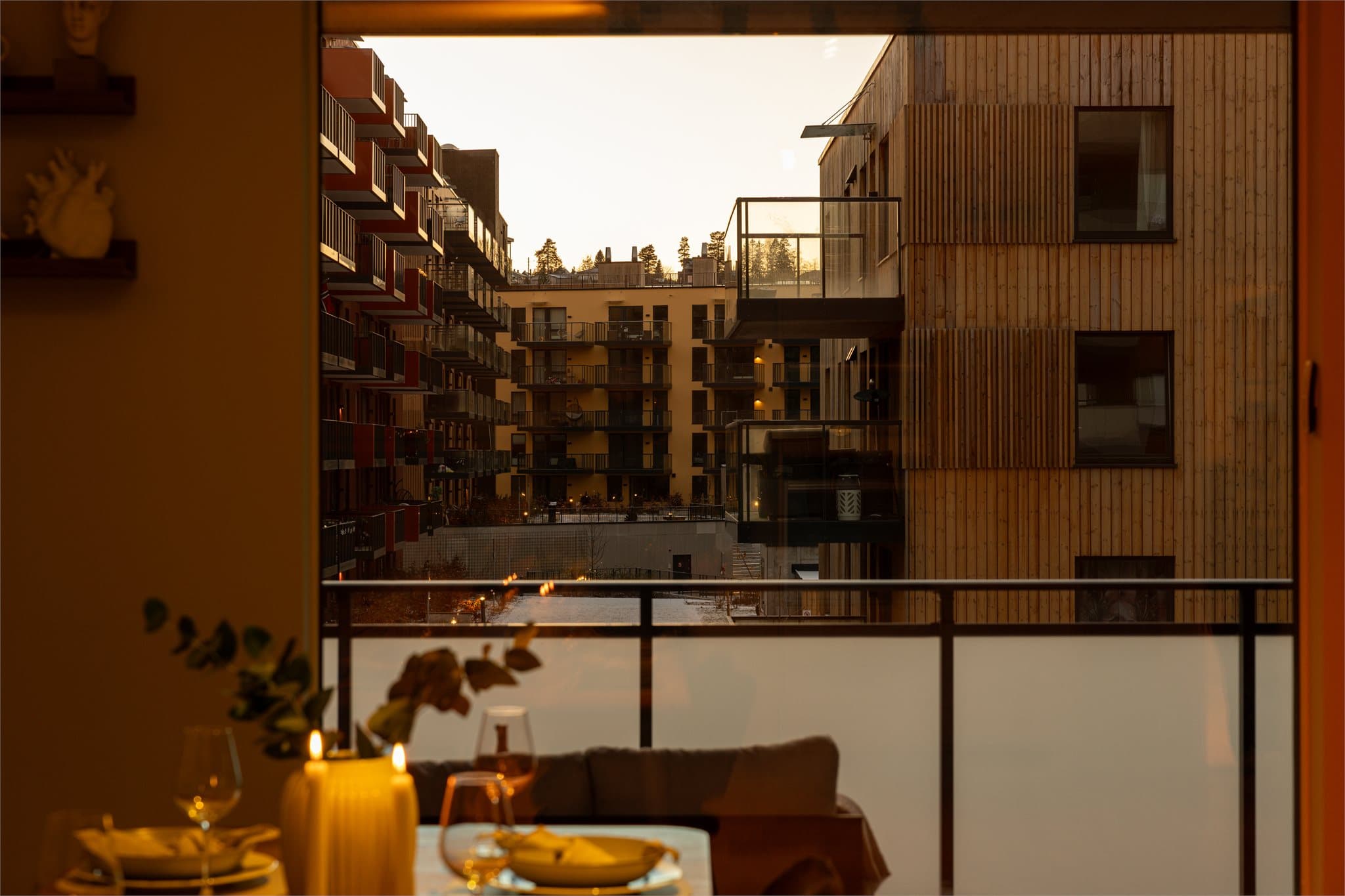 Fra stuen er det utgang til en romslig, overbygd balkong på ca. 10 kvm som vender mot vest.