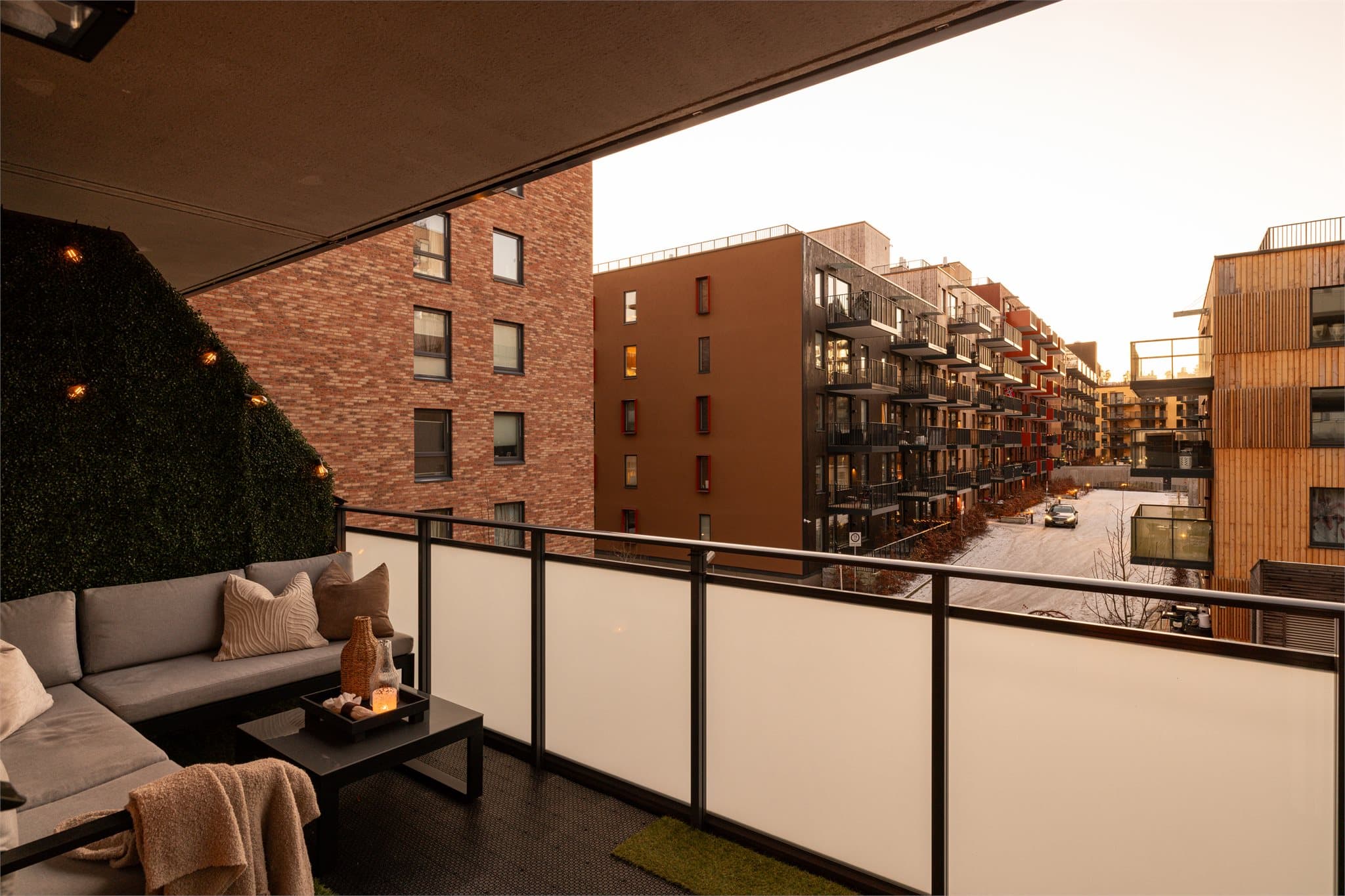 Her er det god plass til utemøbler, grill og beplantning.