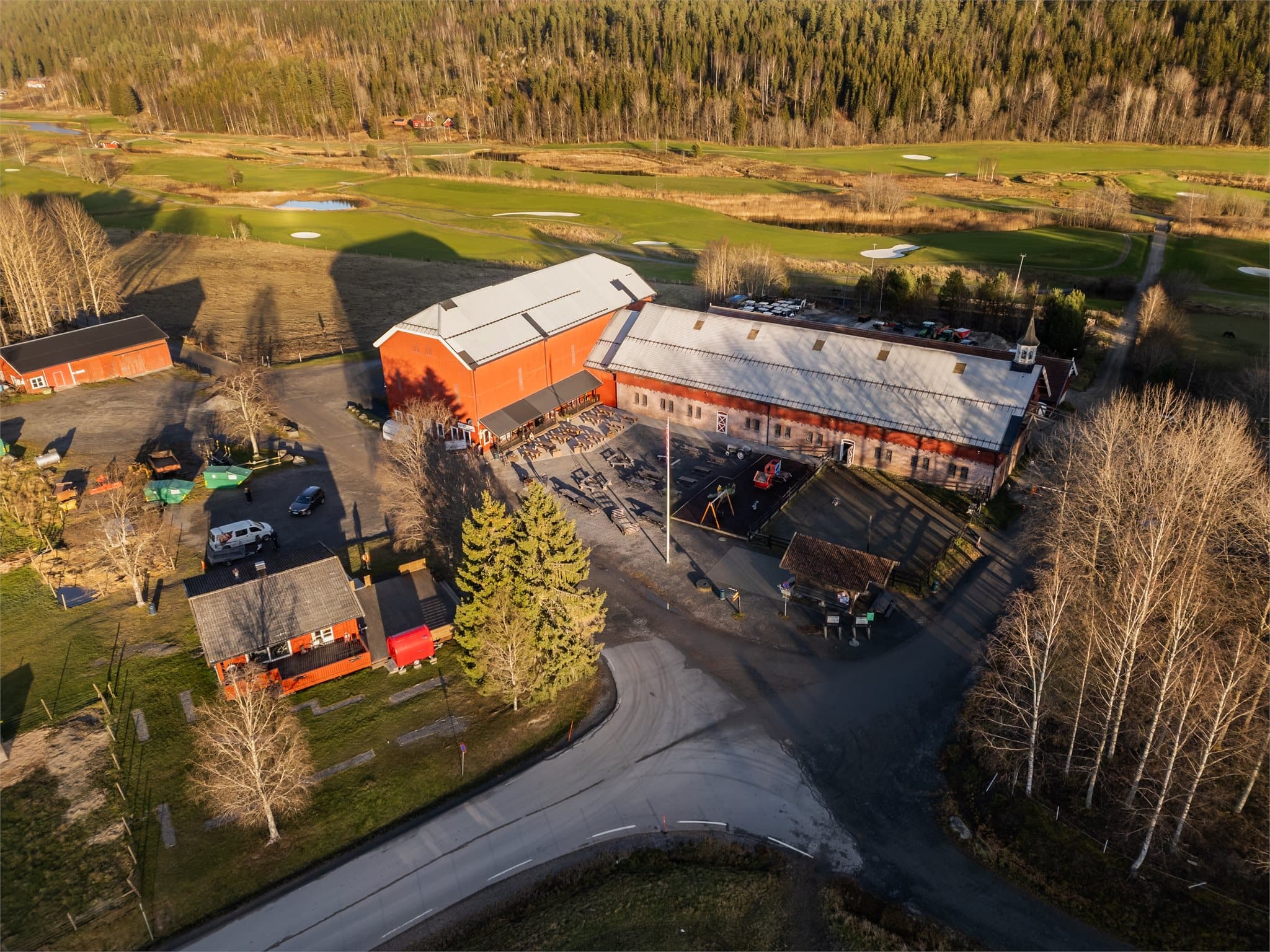 Losby med hotell, restaurant, kafé, golfanlegg, besøksgård, turløyper med mer.