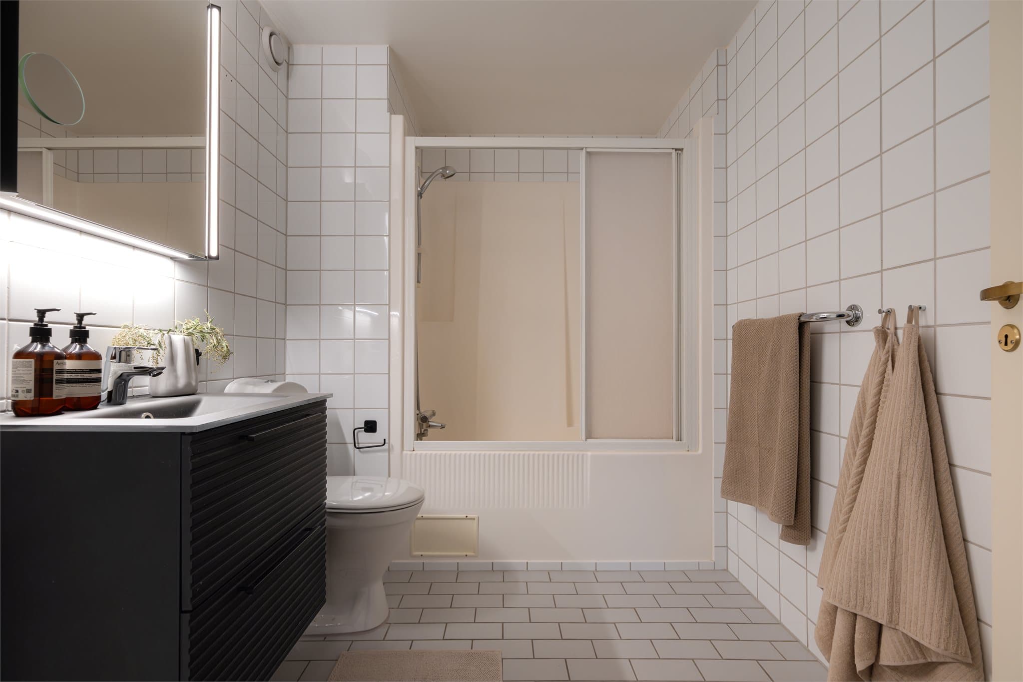 Leiligheten inneholder to baderom fra byggeåret, 1999. Begge rommene har flislagte overflater med varmekabler i gulvet og nyere baderomsinnredning. Badene har ikke tradisjonelt sluk.