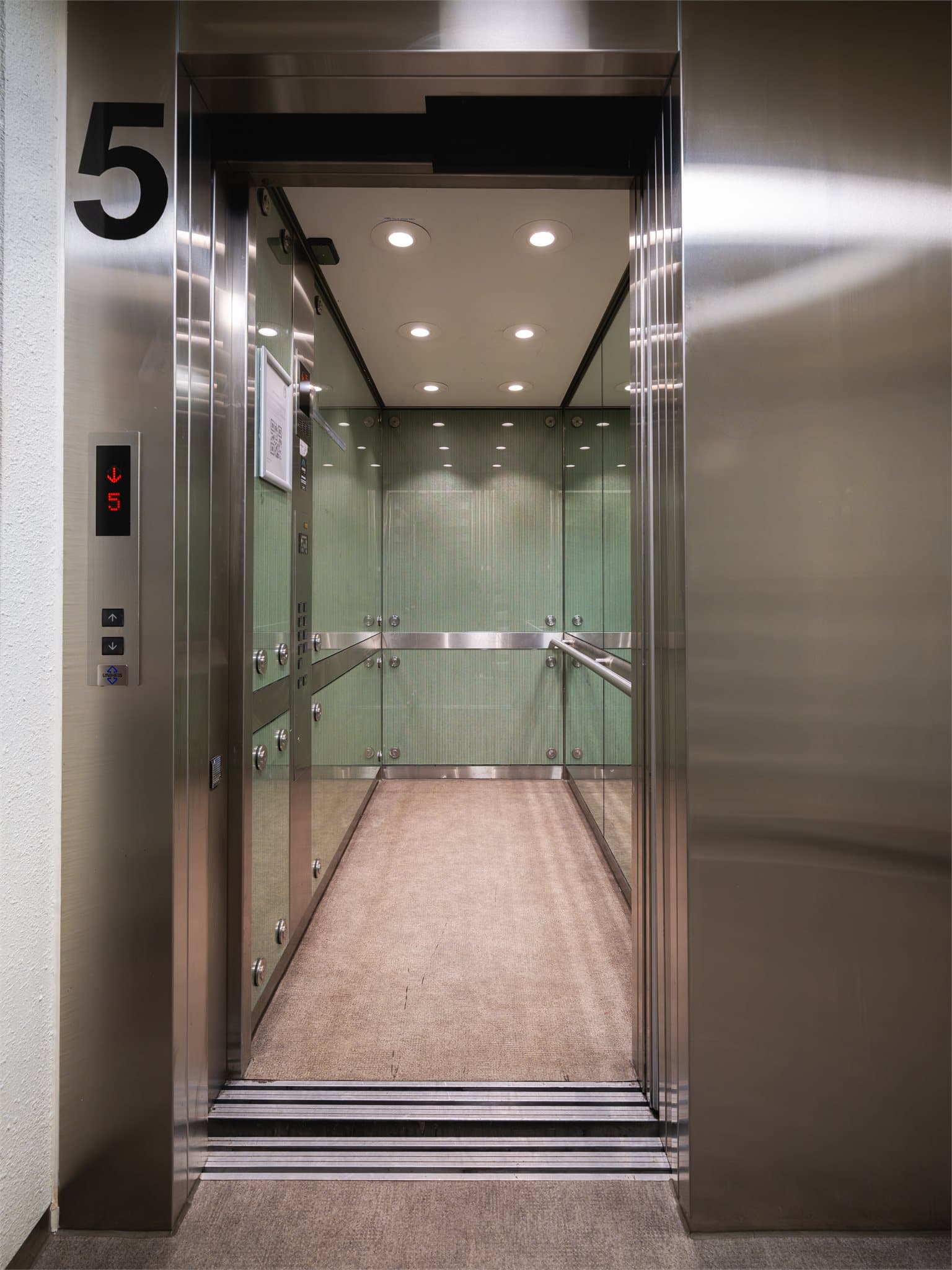 Det er heisadkomst til leiligheten.