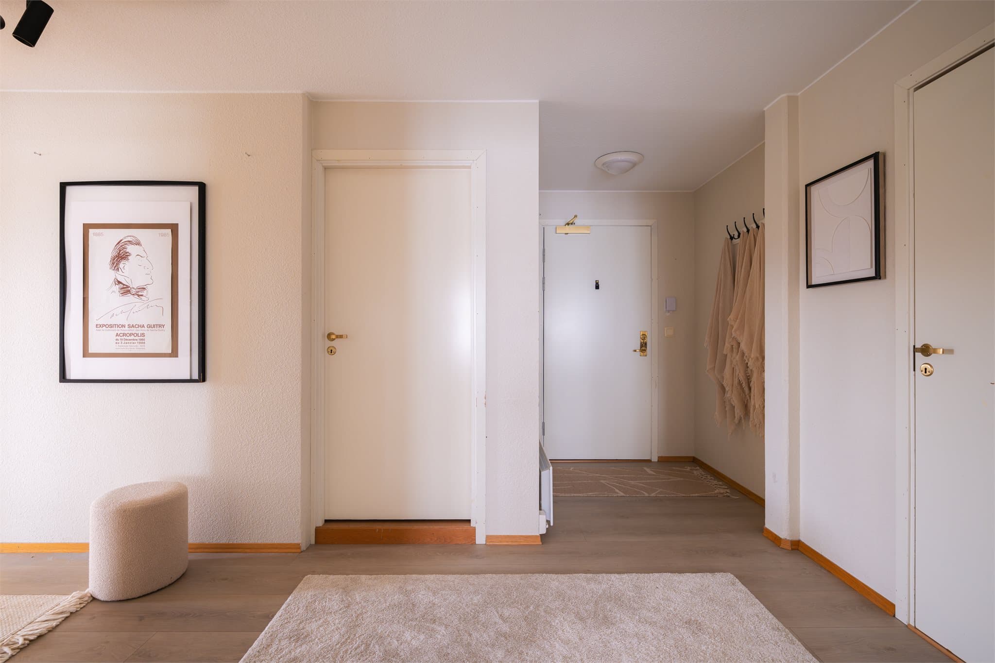 En praktisk innvendig bod er plassert i tilknytning til gangen.