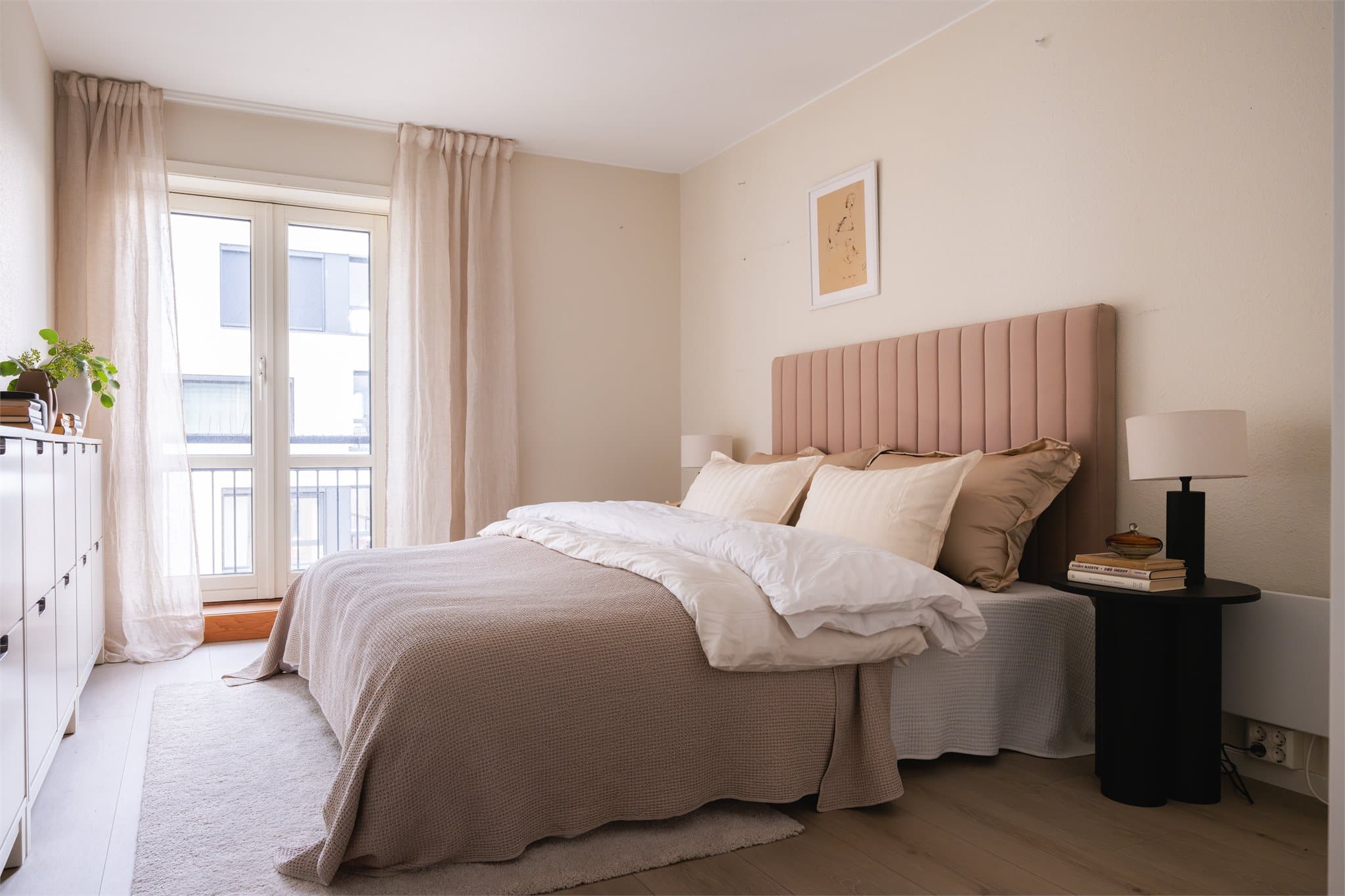 Hovedsoverommet er romslig med plass til bl.a. dobbeltseng og ønsket nattbordsløsning.