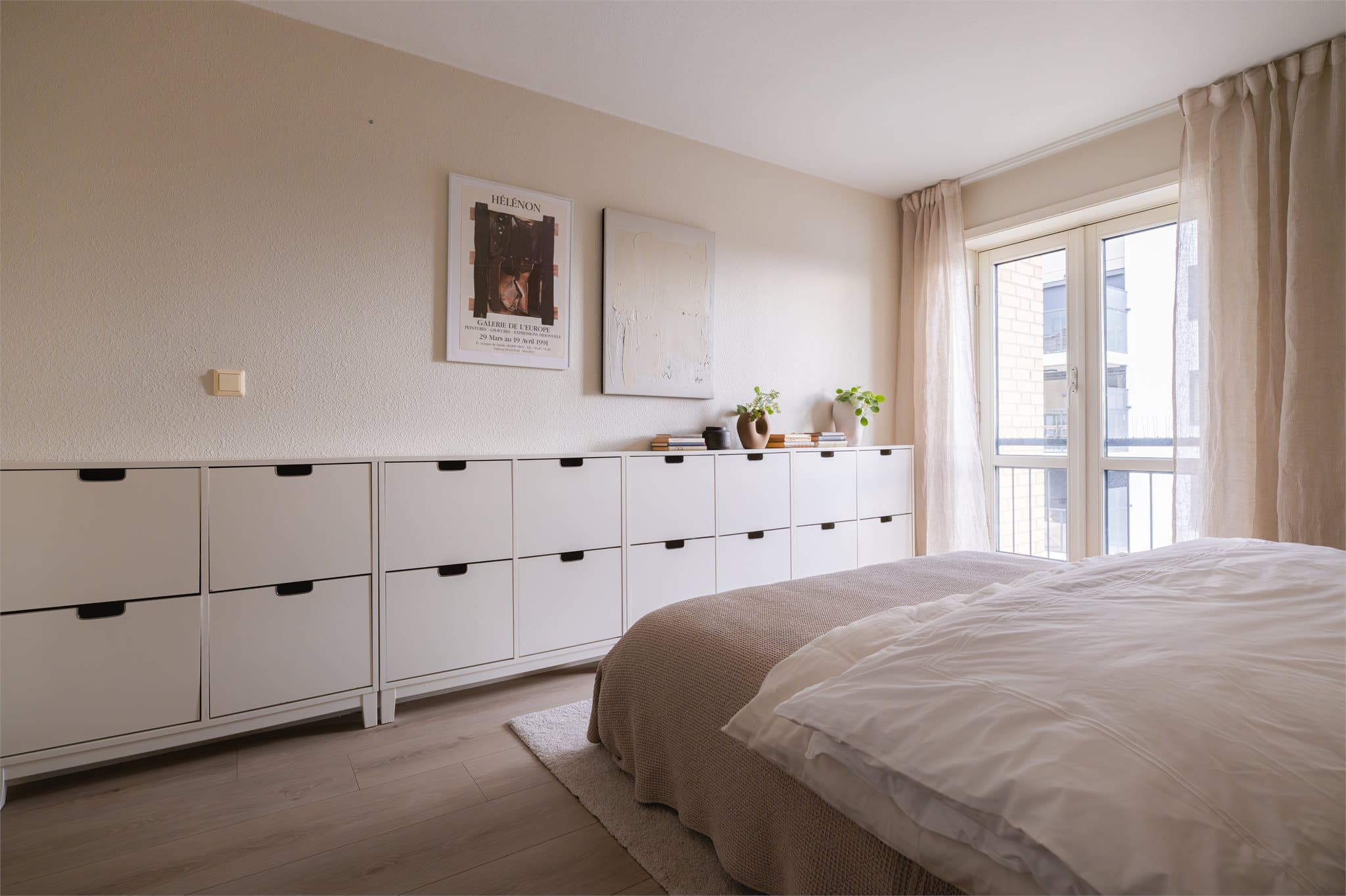 Rommet har utgang til fransk balkong.