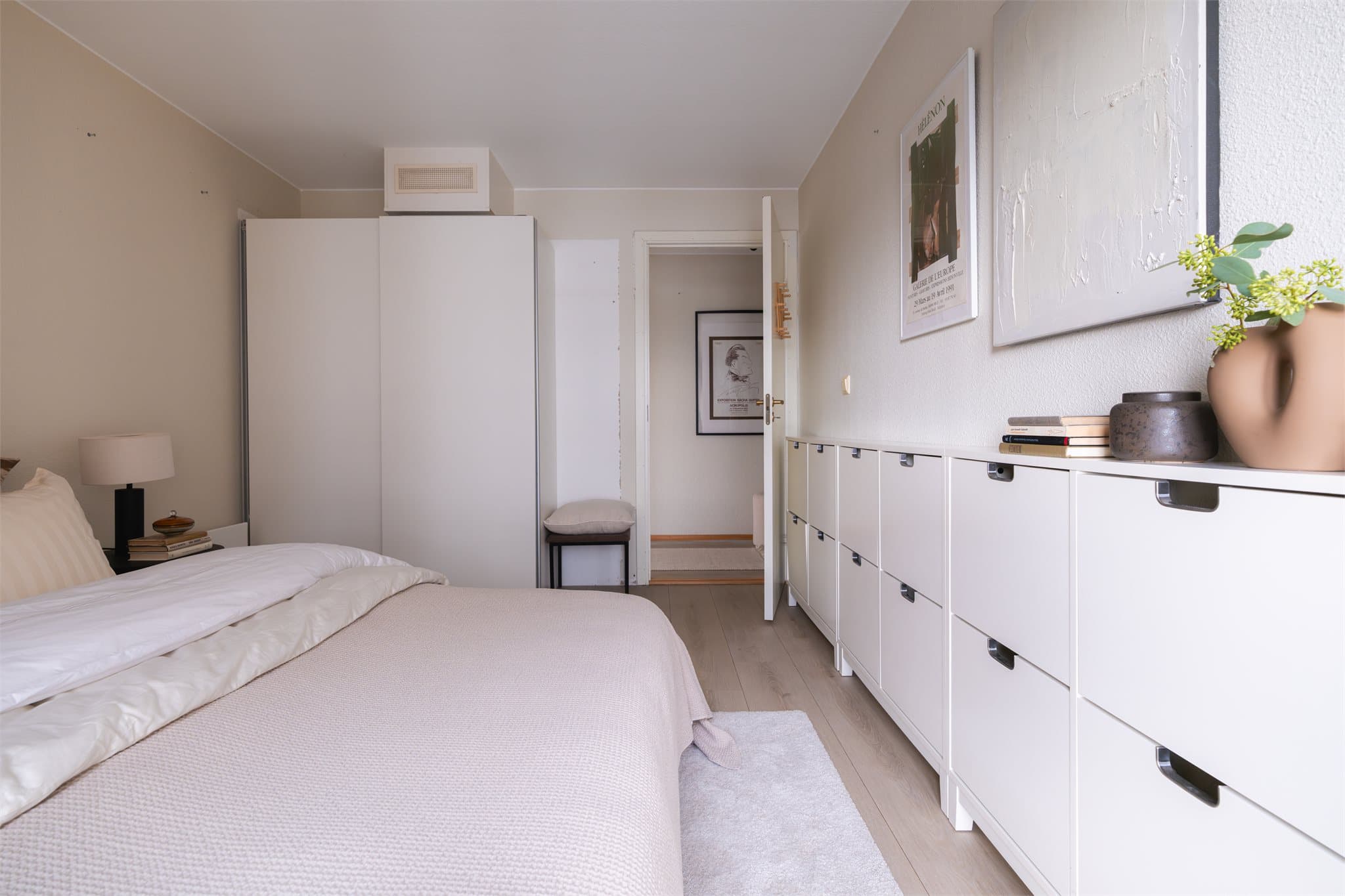 Langs to av veggene er det god plass til oppbevaringsmøbler.