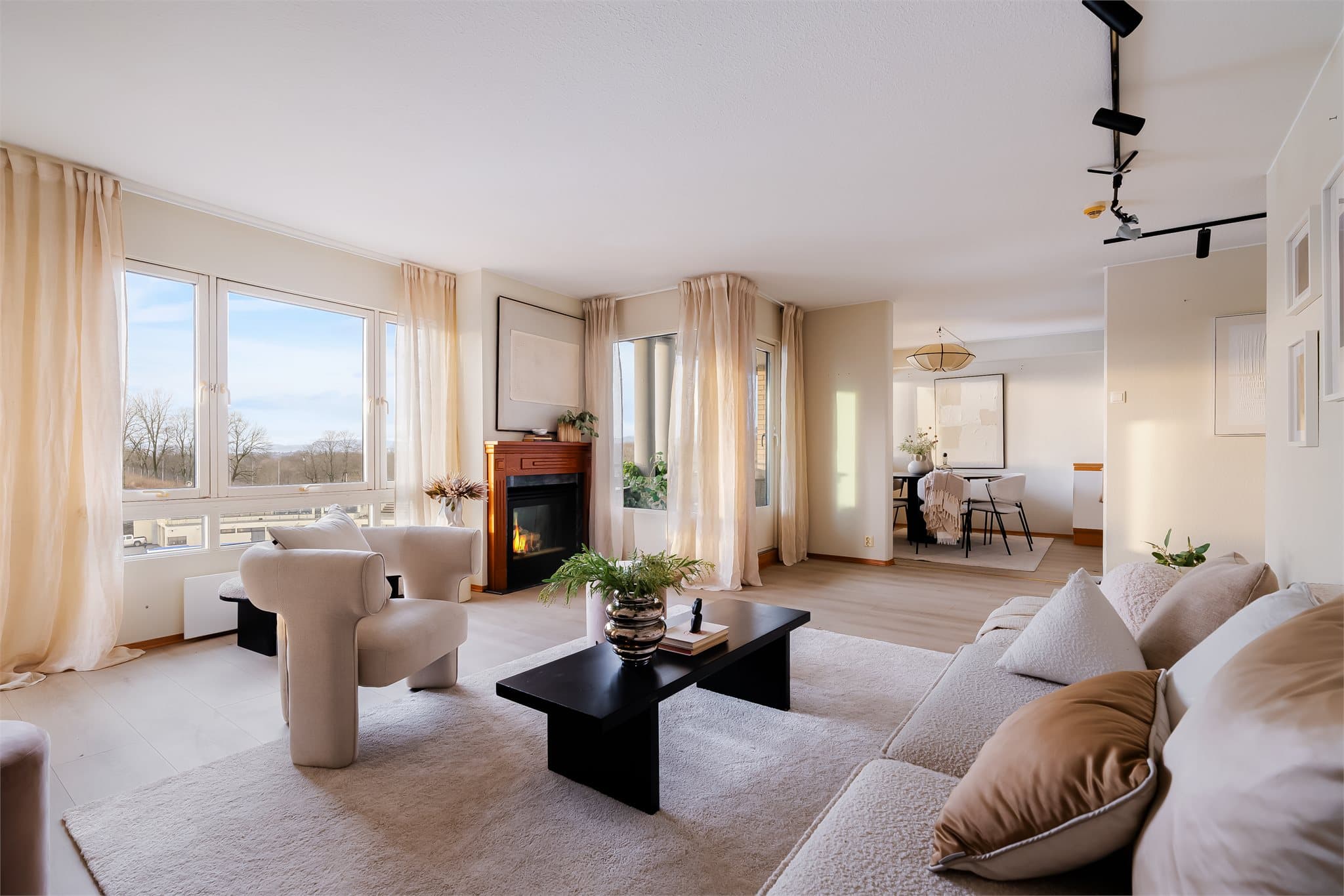 Leiligheten utgjør 104 m², og inkl. tre soverom, to bad og en delvis åpen stue- og kjøkkenløsning samt en balkongen med utsikt mot Frognerparken.