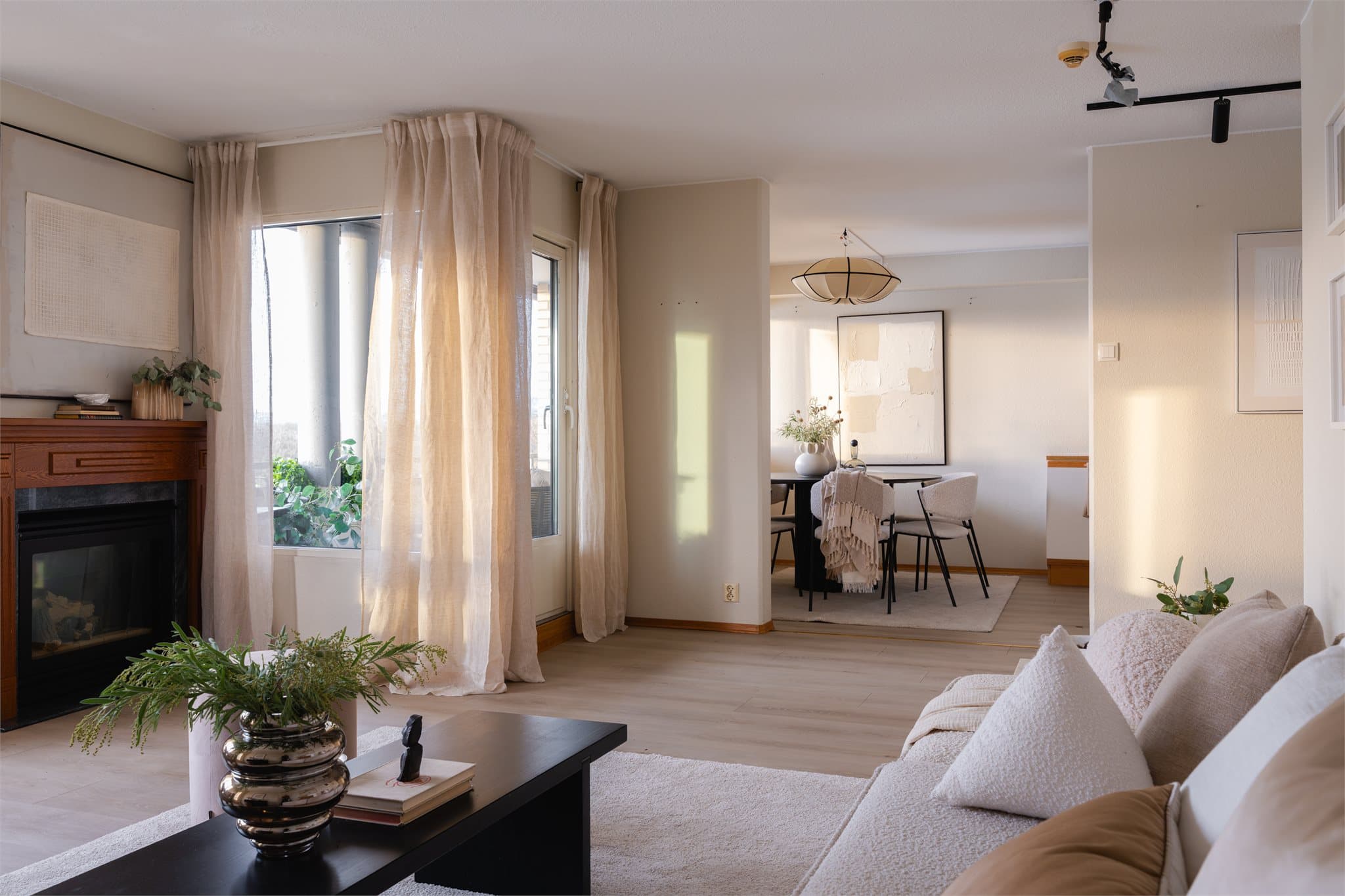 Fra oppholdsrommet er det direkte utgang til balkong, noe som forlenger rommet og gir en naturlig overgang mellom inne- og uteareal.