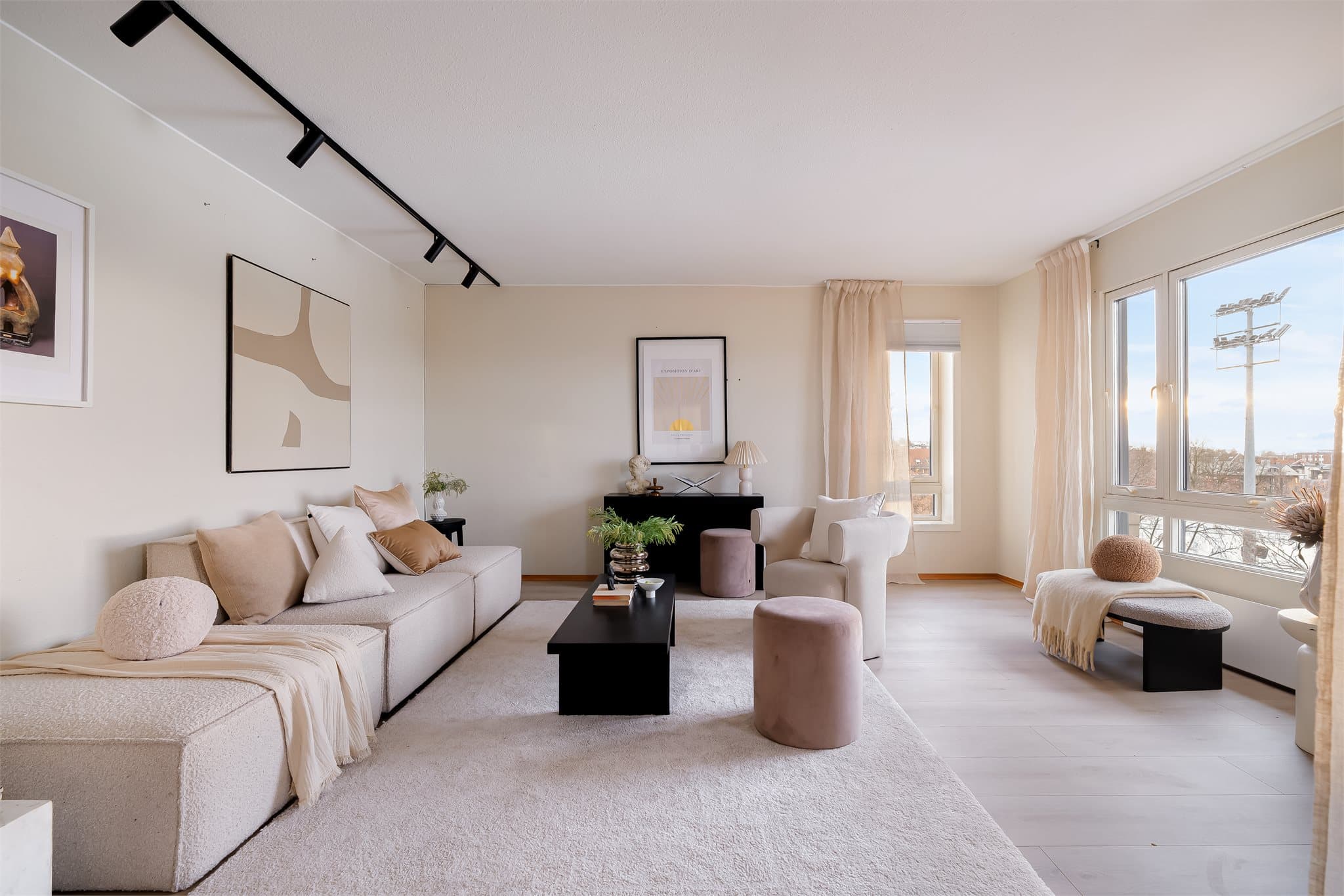 Rommet har en naturlig inndeling, som gir gode muligheter for fleksibel møblering.