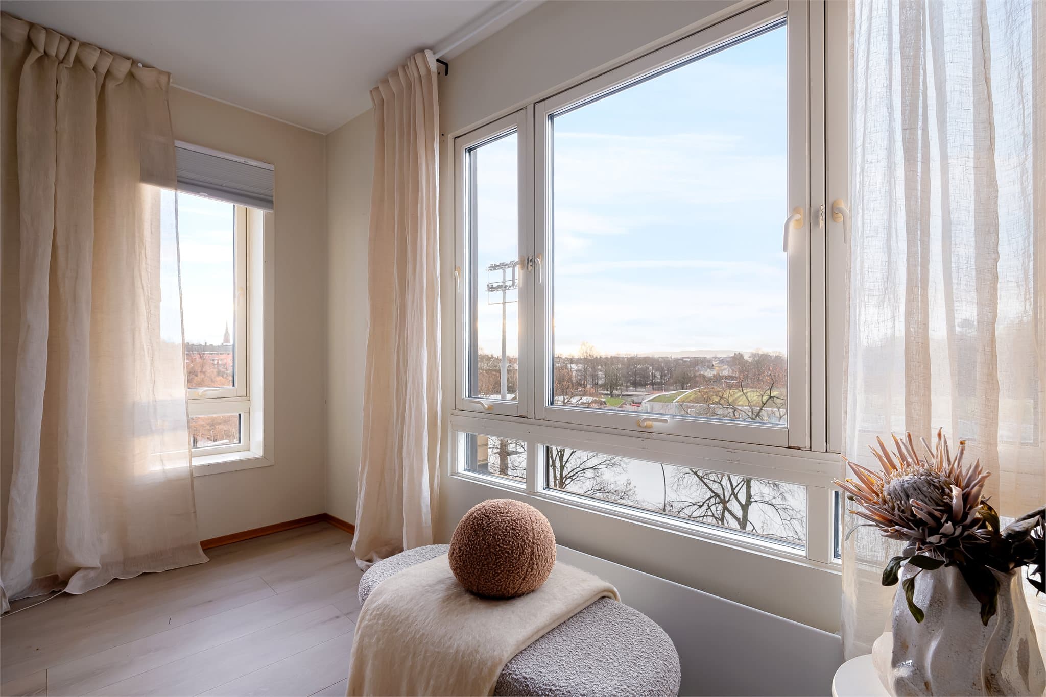 Fra stuevinduene har man en åpen og fri utsikt over nærområdet.