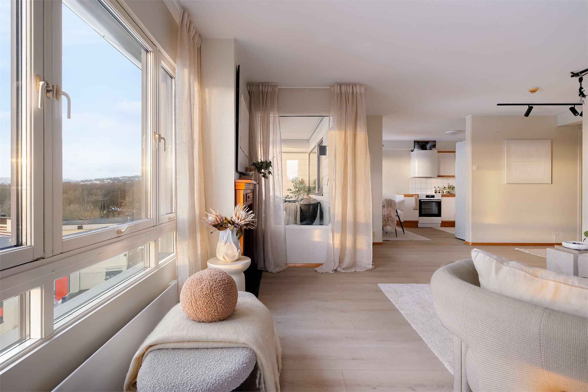 De store vinduene slipper inn rikelig med naturlig dagslys, noe som bidrar til en lys og behagelig romfølelse.