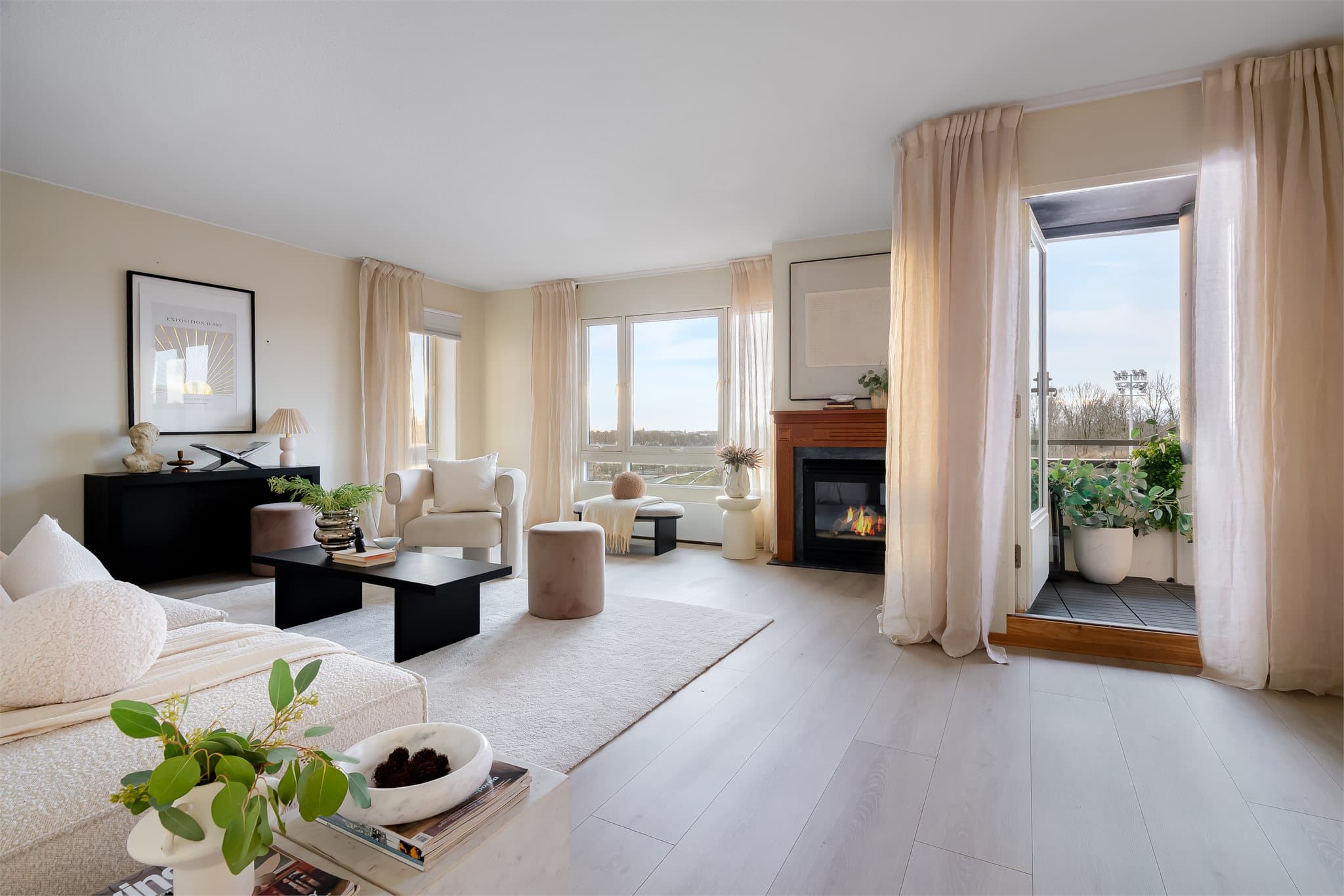 Stue og kjøkken utgjør et stort og delvis åpent areal som skaper en luftig og innbydende atmosfære.