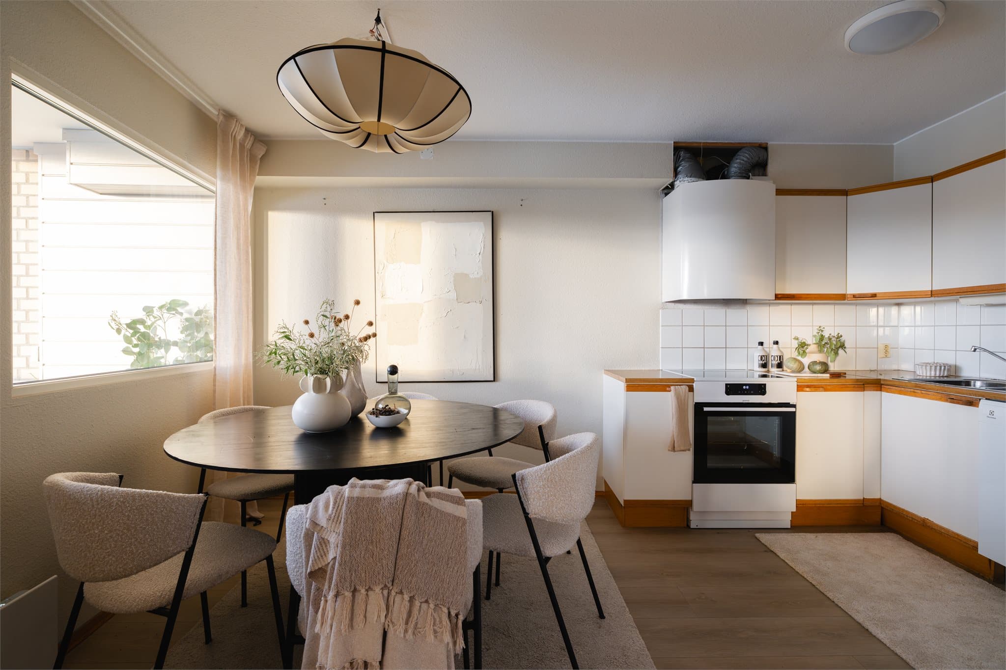 Kjøkkenets størrelse og planløsning gir svært godt potensial for modernisering og oppgradering.