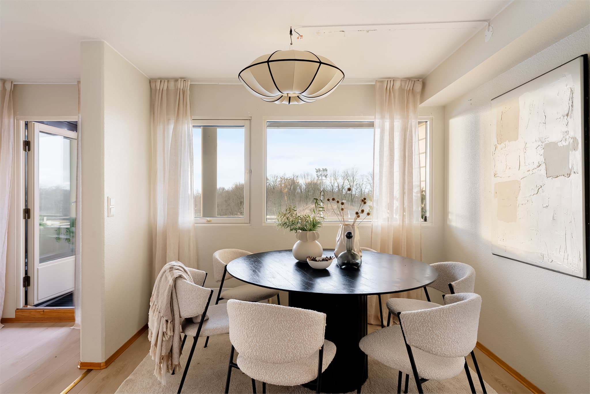 Rommet har god plass til en naturlig spiseplass ved vinduet.