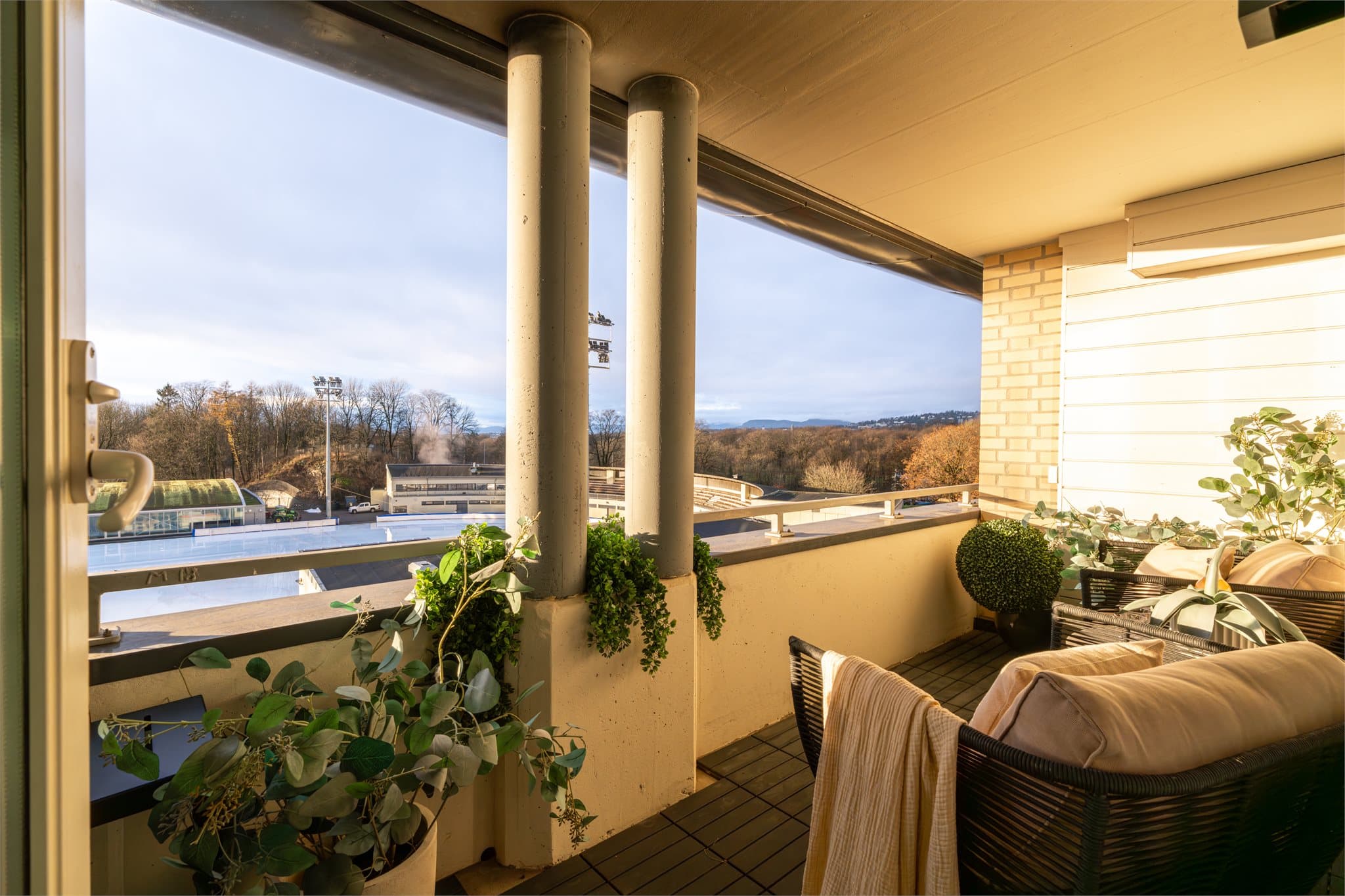 Balkongen har takoverbygg som gir god beskyttelse mot vær og vind, og gjør uteplassen anvendelig i store deler av året.