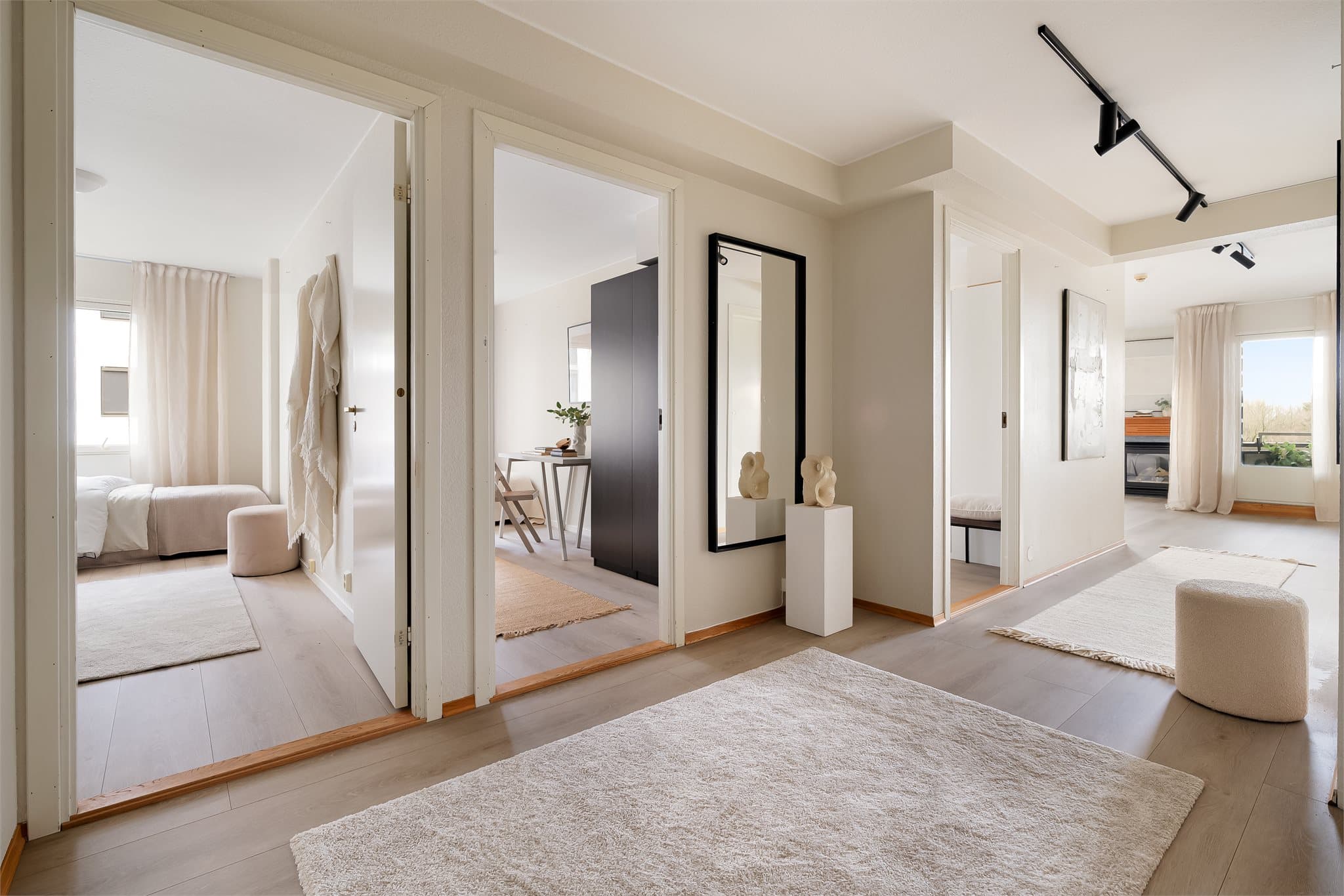 Entréen er åpen, lys og luftig. Her er det god plass til oppbevaring av sko og yttertøy.