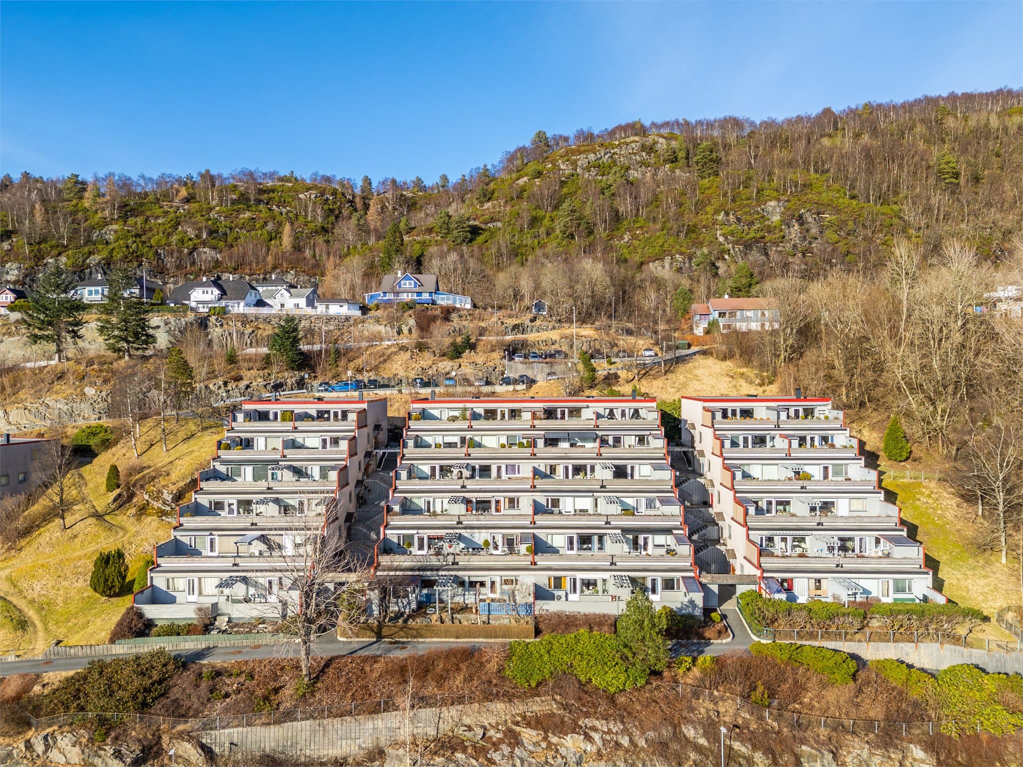 - Fin beliggenhet i fjellsiden -