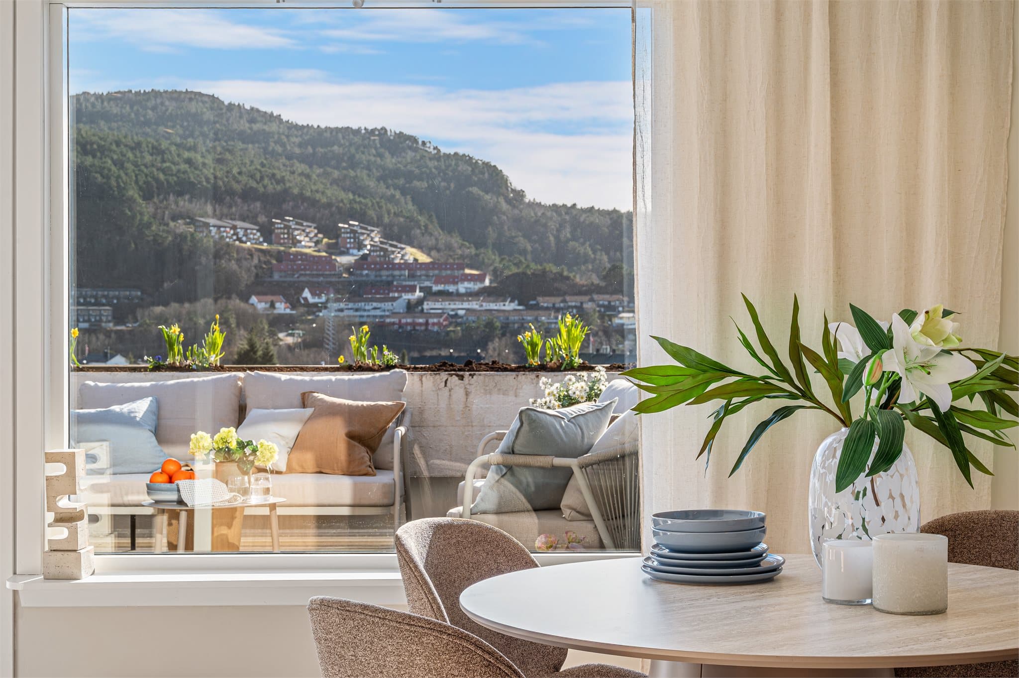 - Nyt utsikten mot flott natur fra middagsbodet -