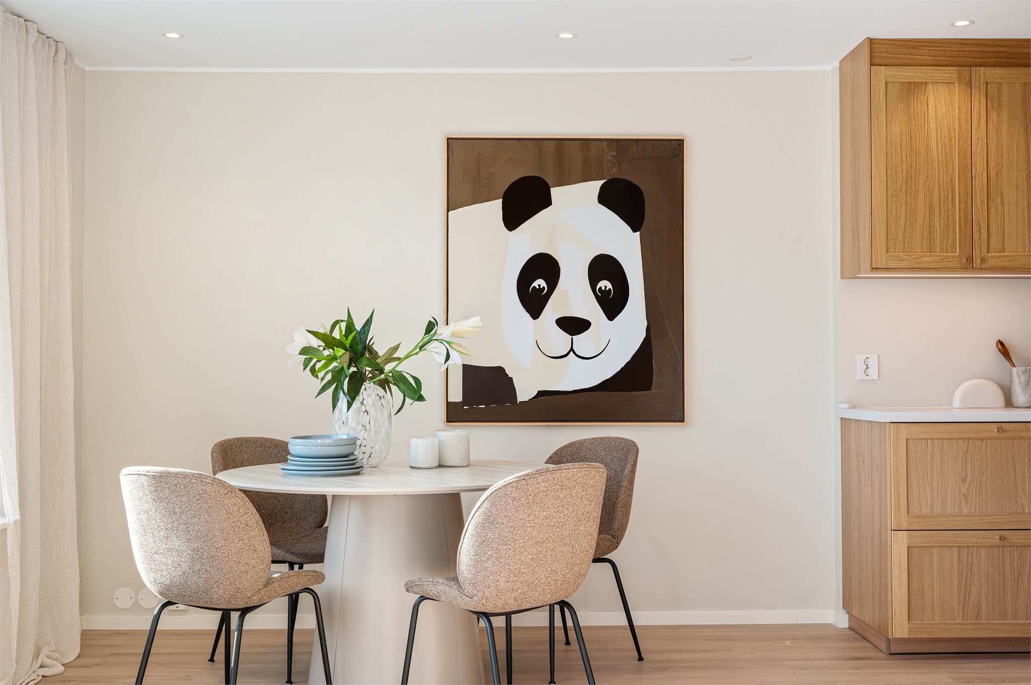 - Utformingen av stue/kjøkken gjør det enkelt å innrede med sofa- og spisegruppe i hver sin naturlige sone -