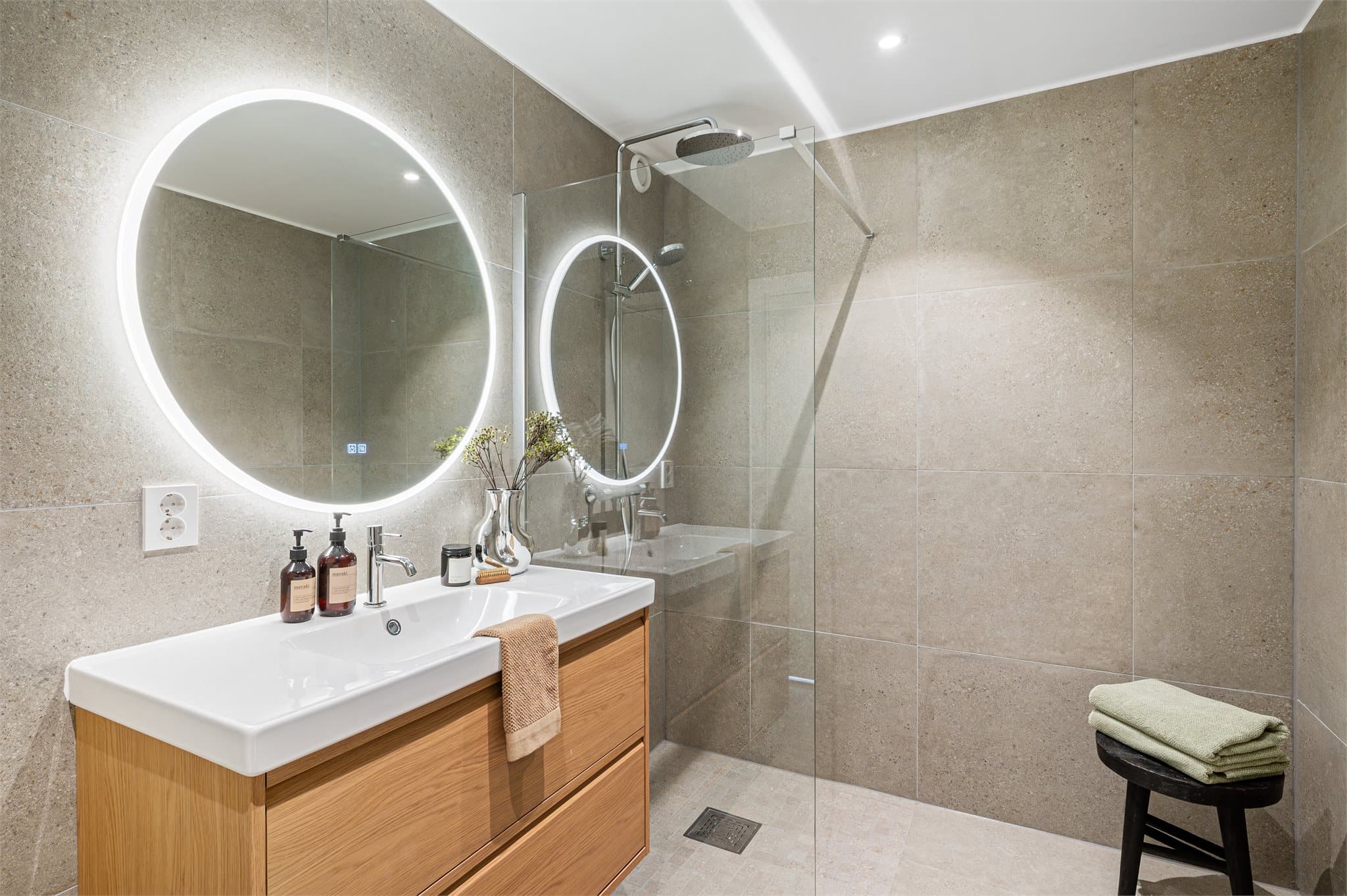 - Badet i hovedetasjen måler 5m² -