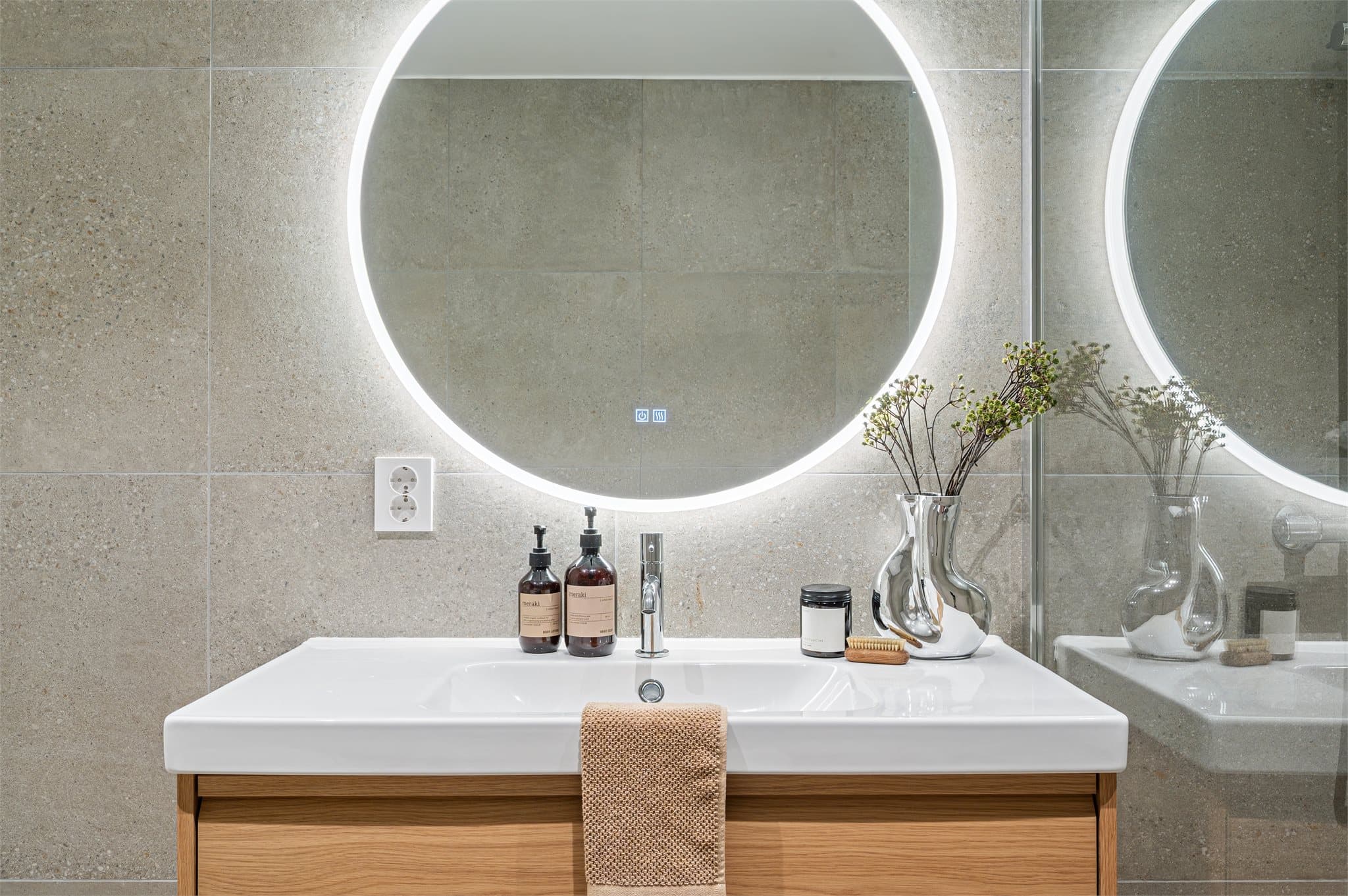 - Badet er innredet med vegghengt toalett, benkeskap med servant og dusjevegg i glass. Badet har gulvvarme -