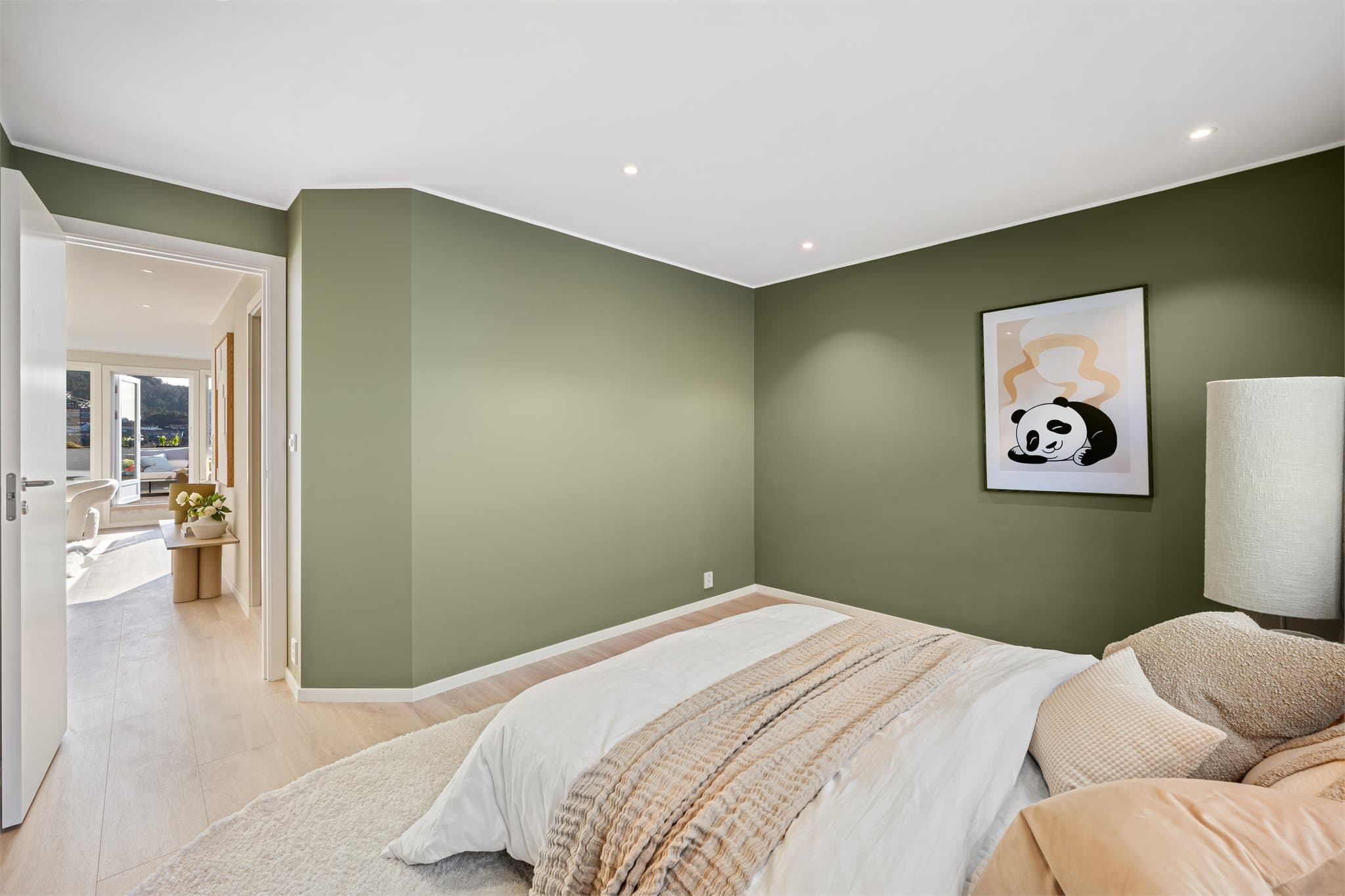 - Her har man god plass til dobbeltseng i ønsket størrelse og tilhørende møblement -