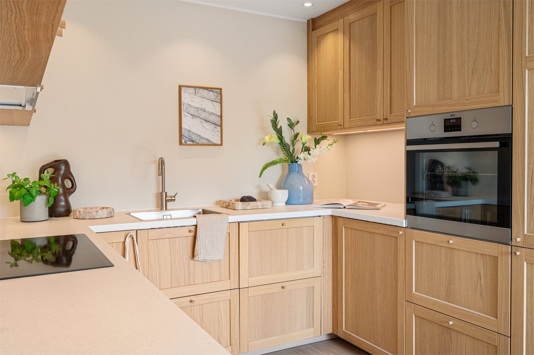 - Ny eier får gleden av integrert platetopp m/ induksjon, stekeovn, kombiskap og oppvaskmaskin (Deler av kjøkken er opprinnelig byggemeldt som klær/bod) -