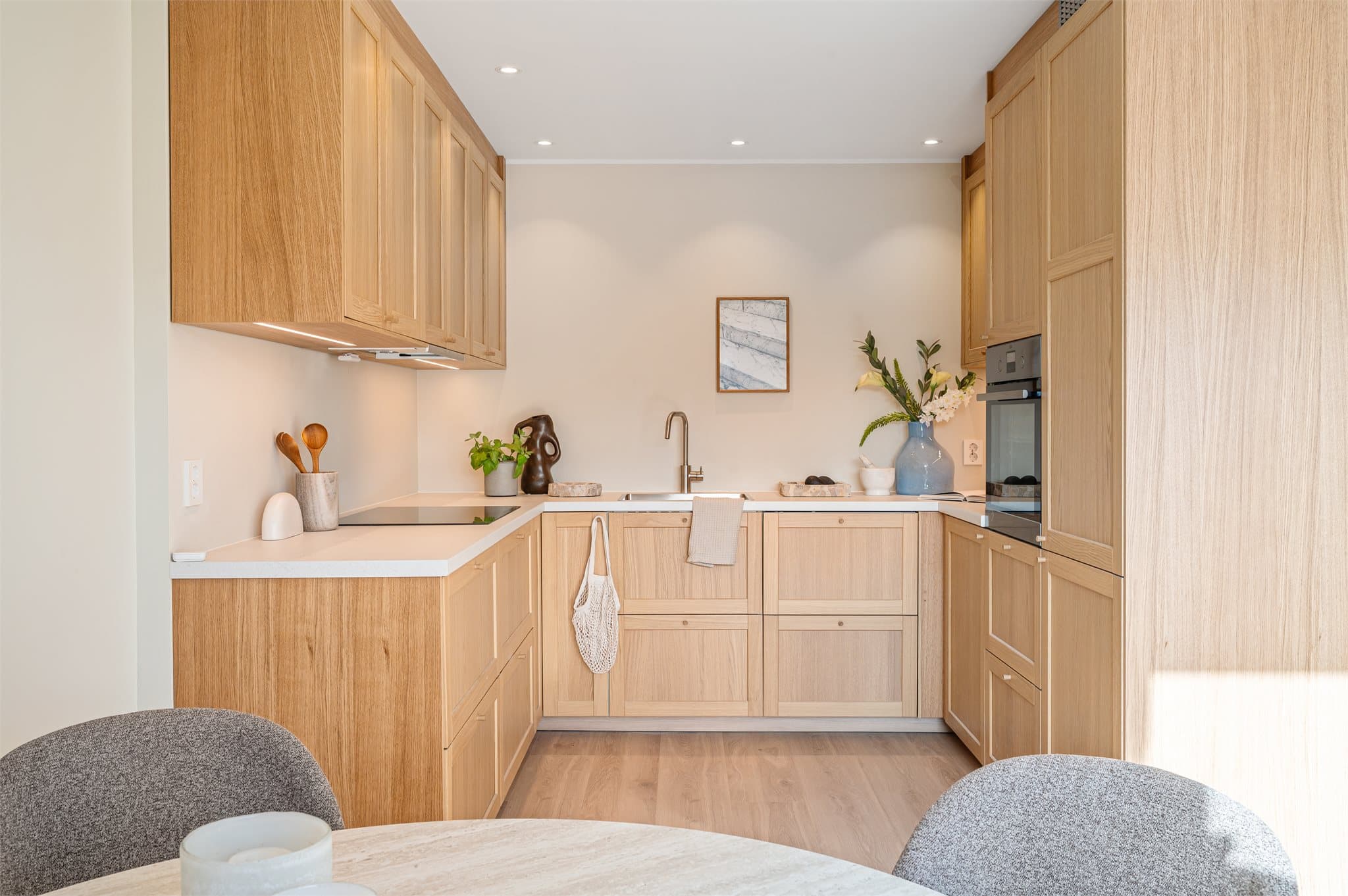 - Lekker kjøkkeninnredning med profilerte fronter og benkeplate i laminat (Deler av kjøkken er opprinnelig byggemeldt som klær/bod) -