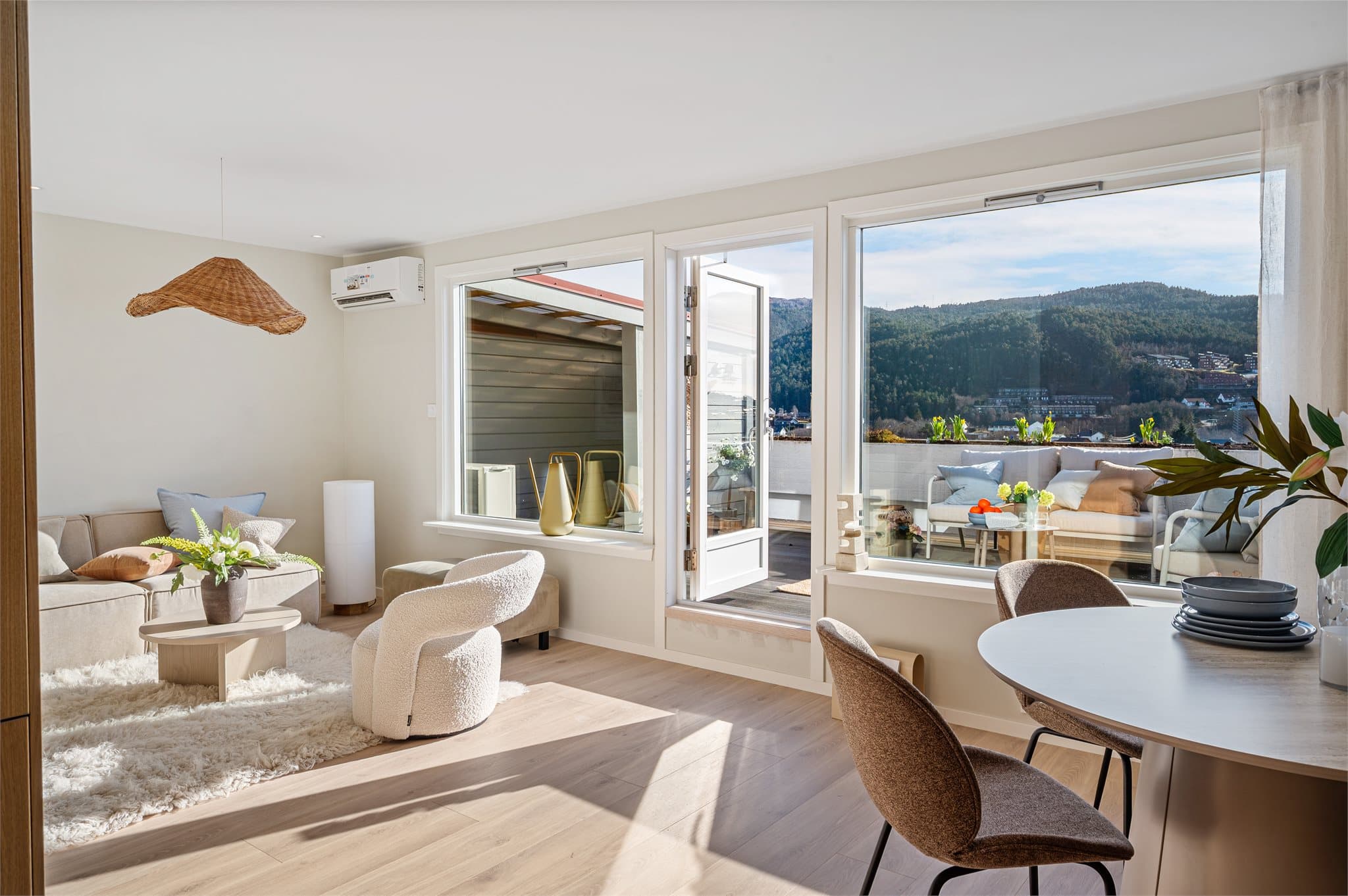 - Boligens store vindusflater slipper inn rikelig med naturlig lys -