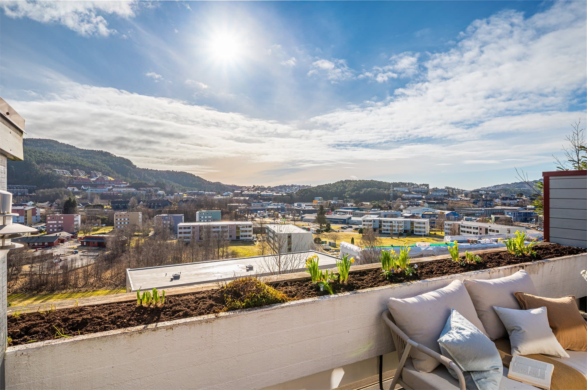 - Flotte turmuligheter i nærheten som Nonhøyden, like bak bygget -