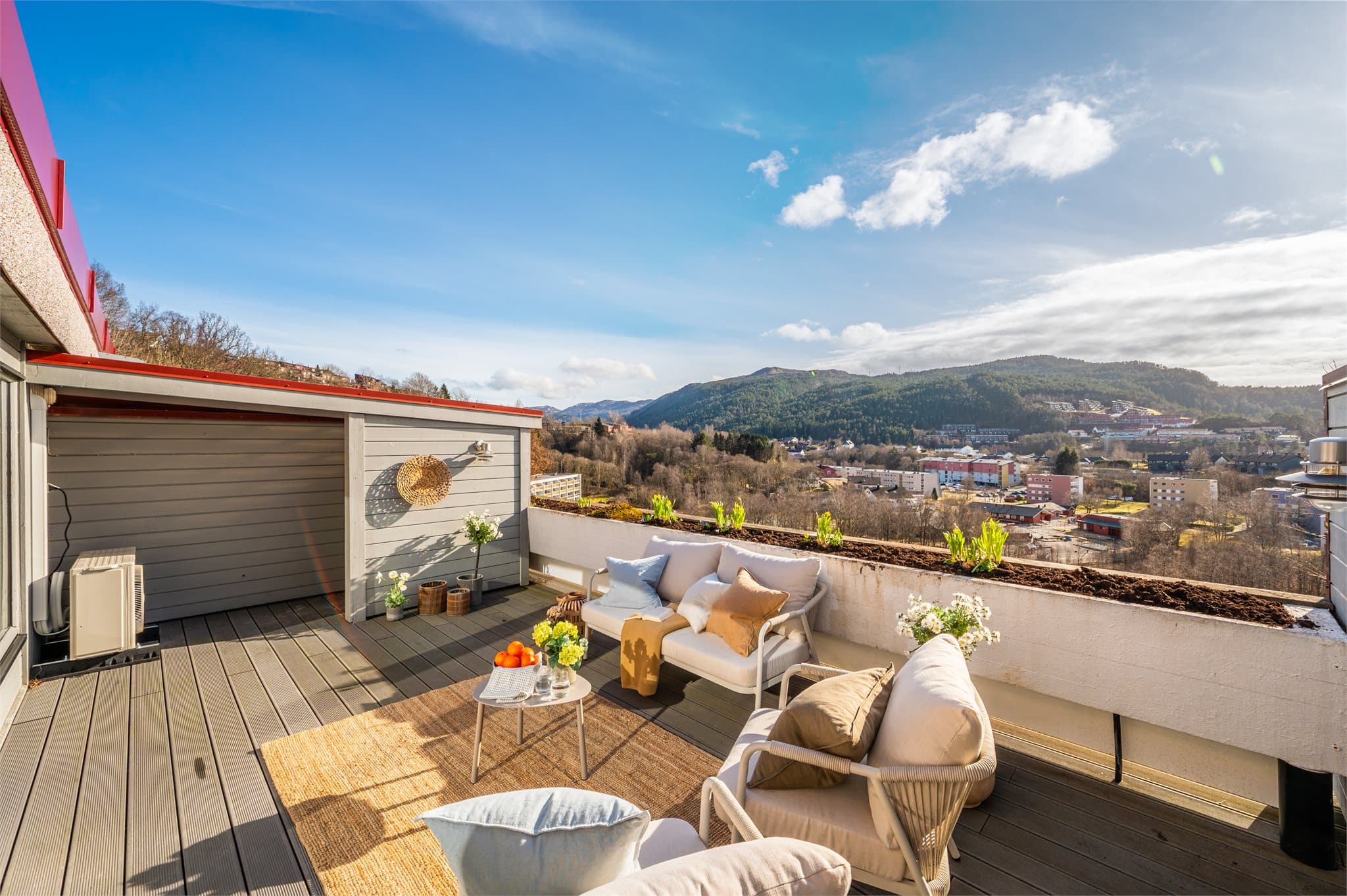 - En liten del av balkongen er overbygget. Perfekt for lagring av utemøbler -