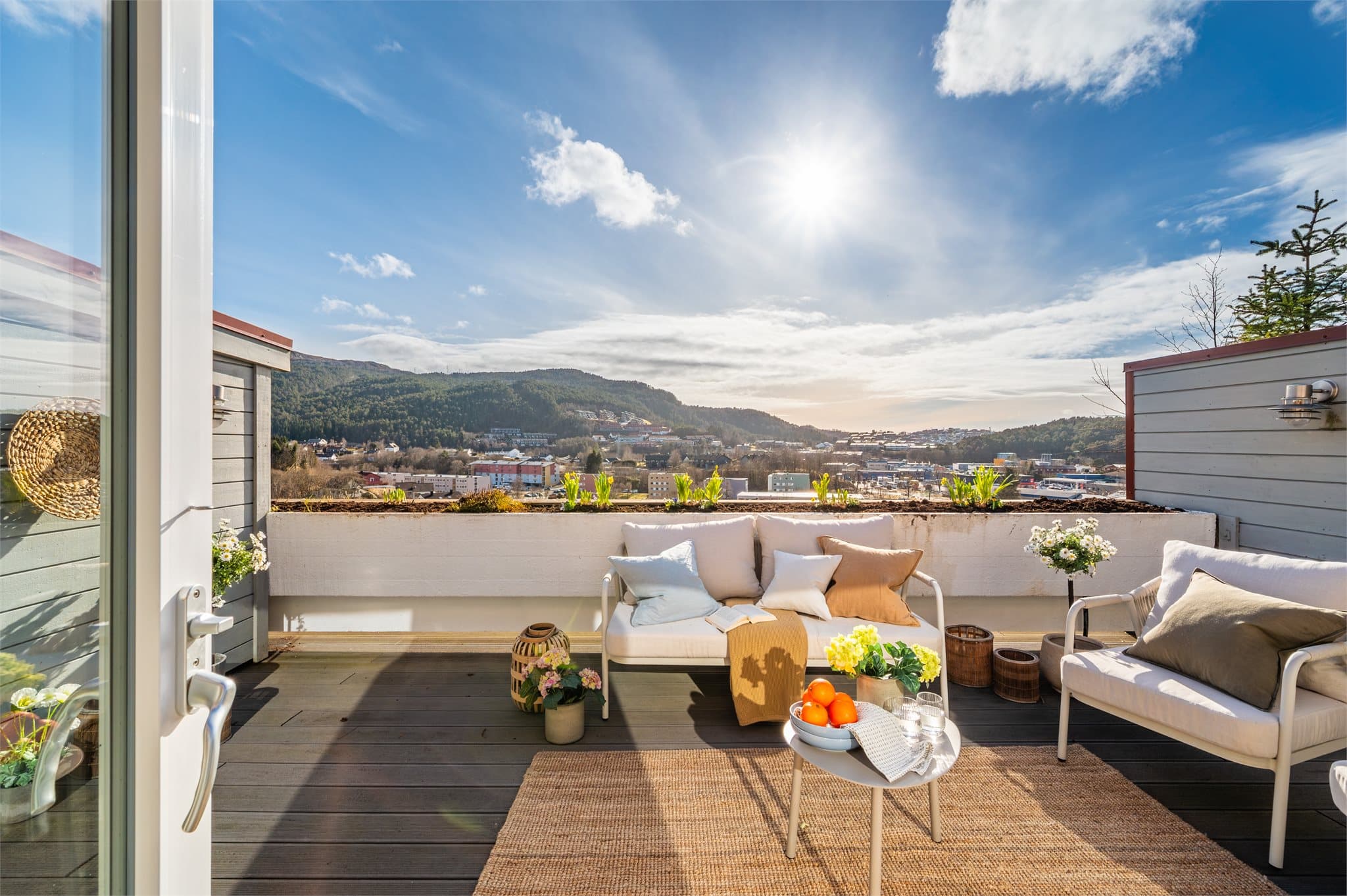 - Fra stuen er det direkte adkomt til en herlig balkong -